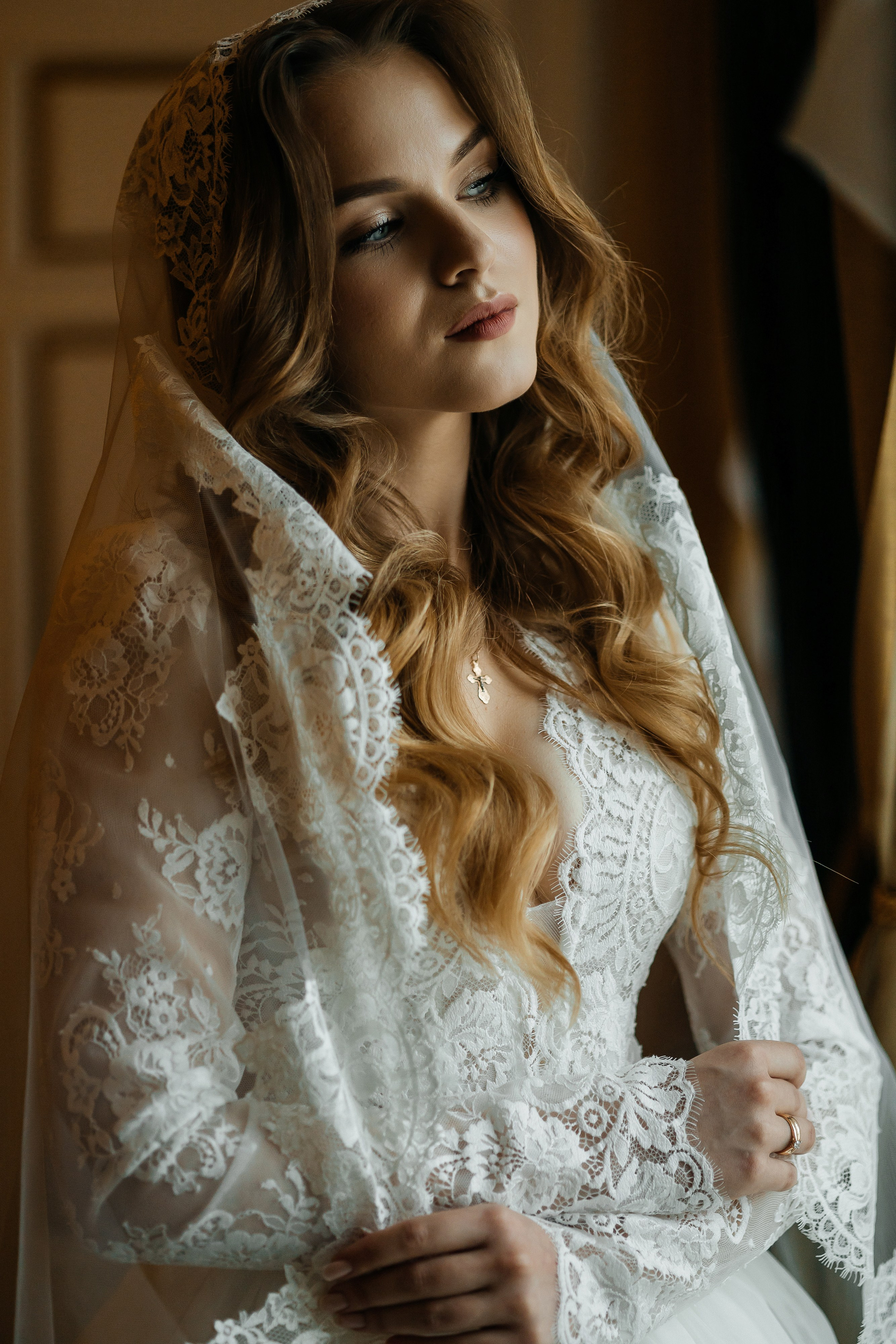 Роскошное утро пары в номере отеля. Олег Сверчков | Свадебный фотограф Вологда