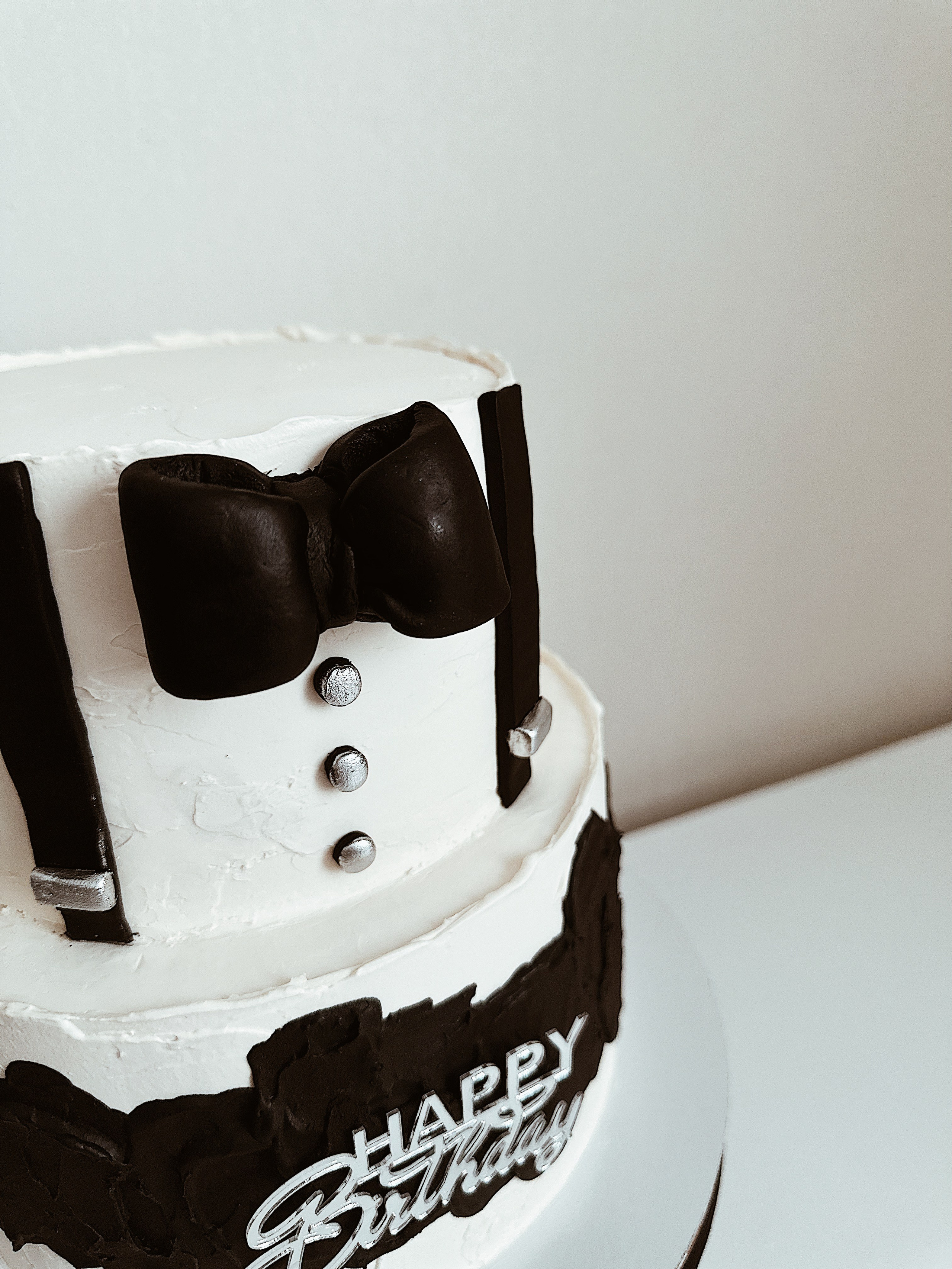 Торт Смокинг. Арт-кондитер в Москве Маша Шафран