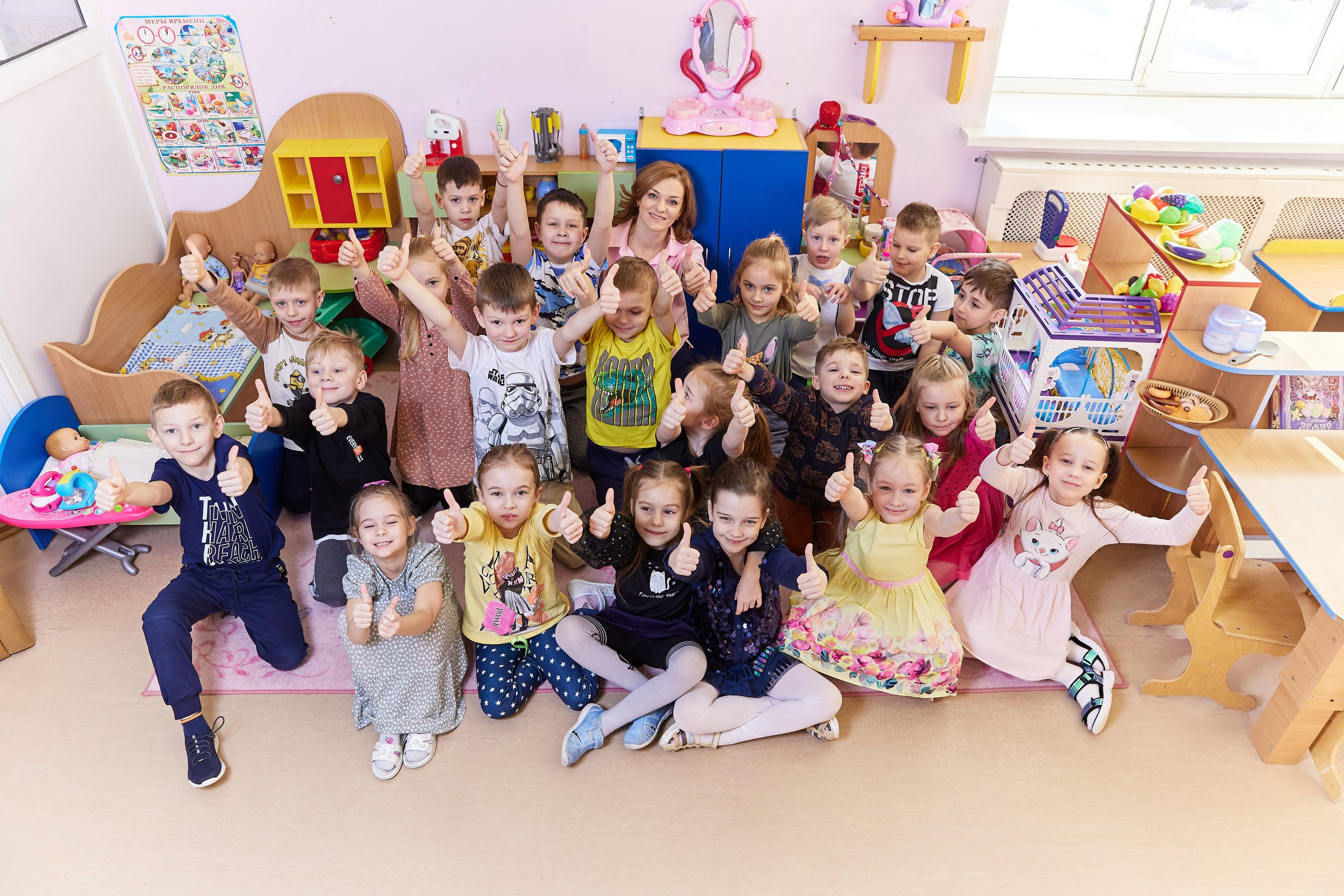 неформальная групповая фотография веселых детей в детском саду