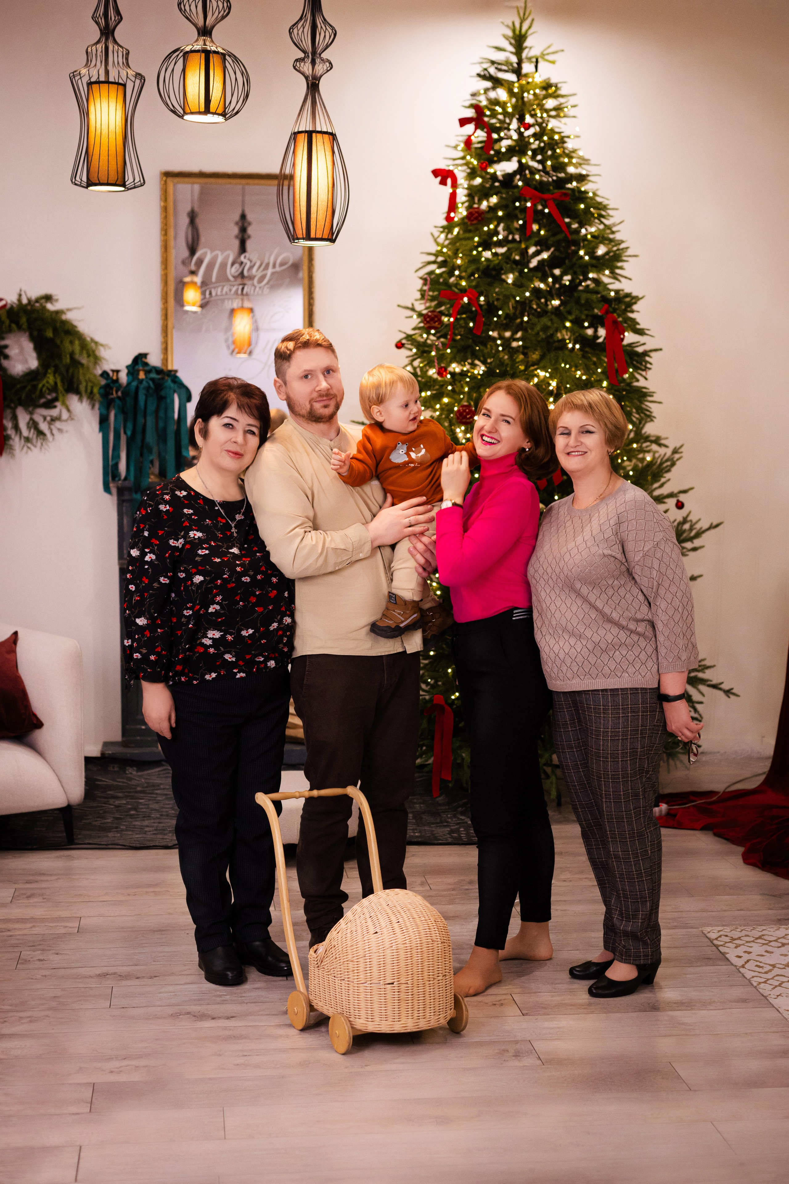 Ольга, Павел и Рома с бабушками. Фотограф ВИКА МЕДУЗА