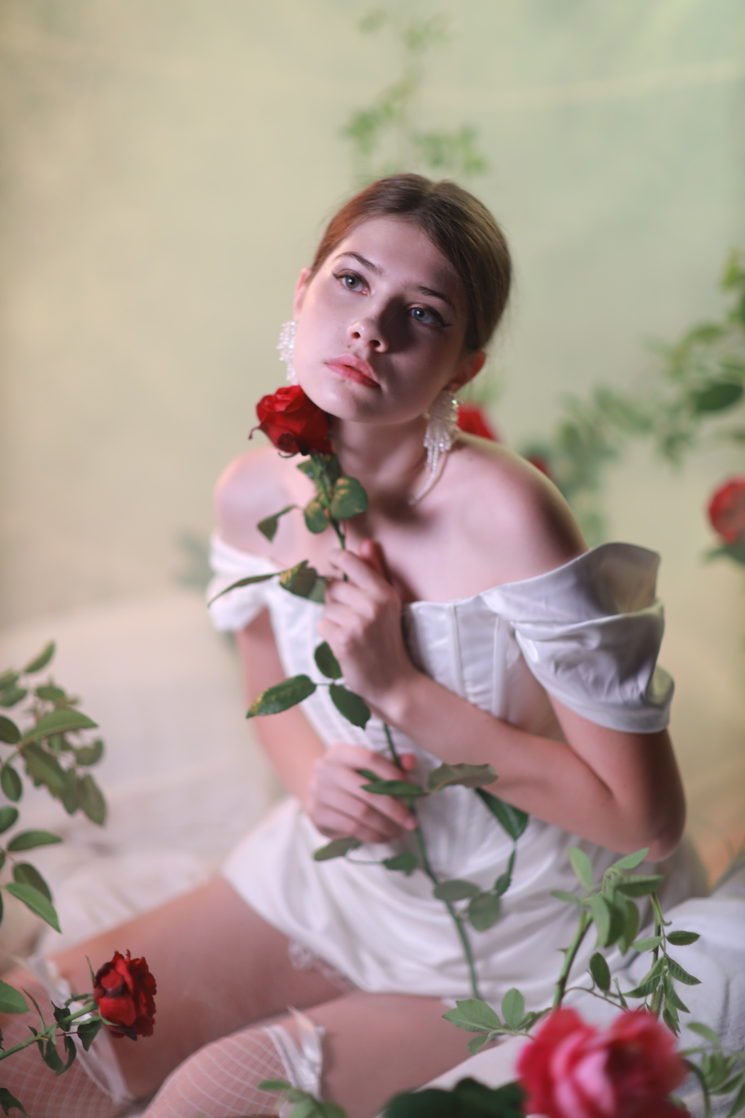 Розы и белое платье. Съемка в студии под ваш запрос, студийные съемки, фотографии архитектурных объектов — Александр Евстигнеев — фотограф Москва