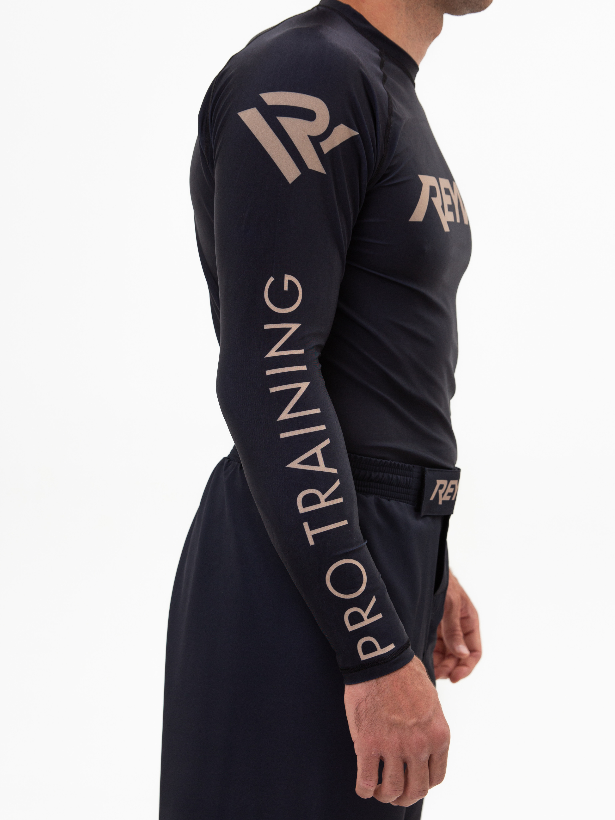 Фотосъемка одежды с моделью в Ростове-на-Дону. Предметный и бизнес фотограф в Ростове-на-Дону Александра Степанова