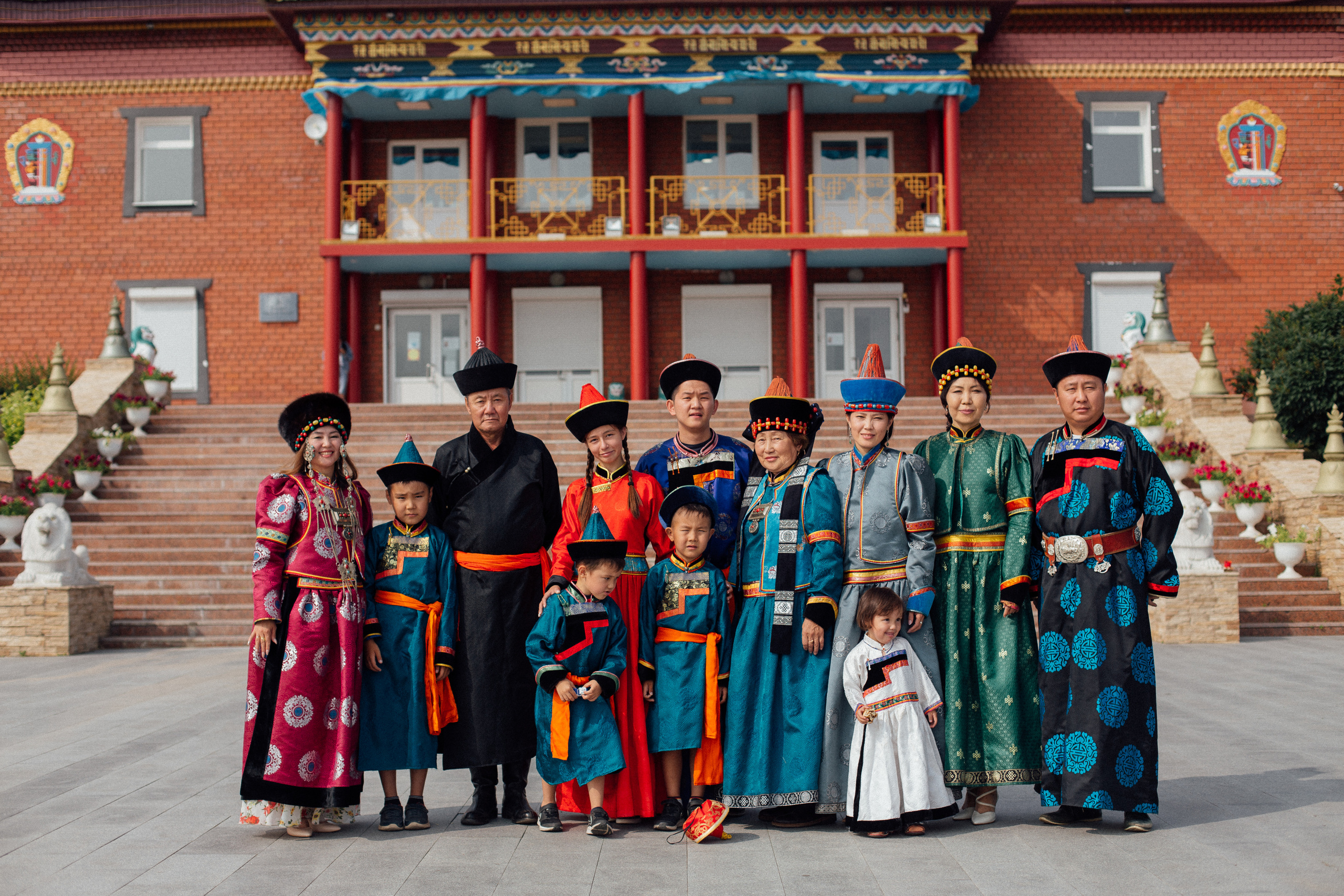 Семейная фотосессия в национальных костюмах. Семейный и детский фотограф в г. Улан-Удэ