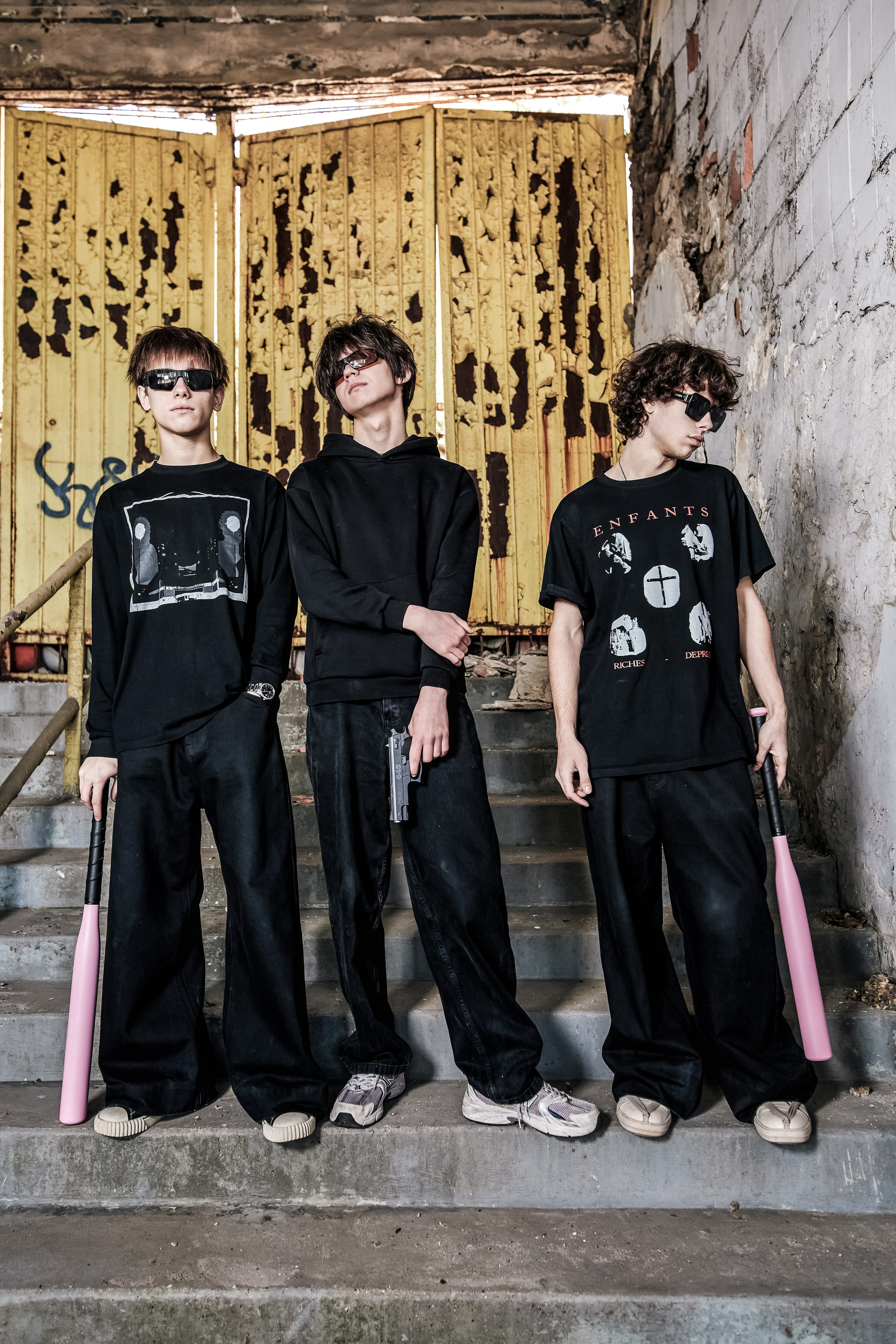 ШКОЛЬНИКИ. ВОЗЛЕ ПАРКА ЩЕРБАКОВА. Фотограф Татаринов Андрей (Донецк / Макеевка)