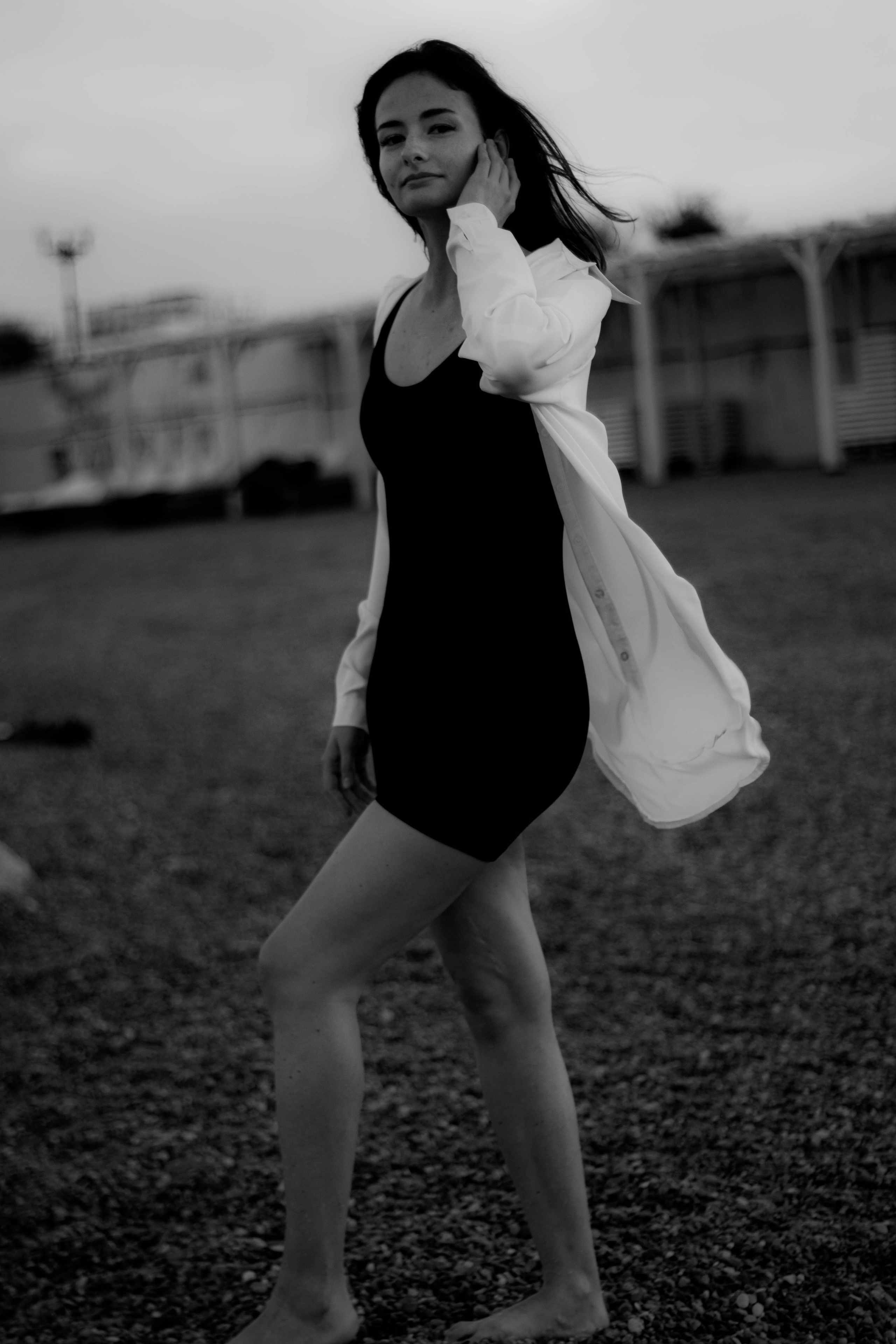 «Невесомость волн: девушка и море». Уличный фотограф Города N