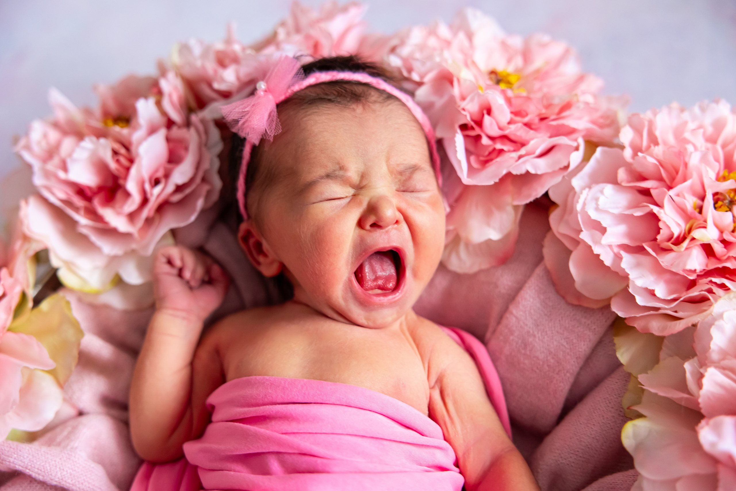 Кира в пионах. Оксана Ромашкина- семейный и ньюборн фотограф из Москвы