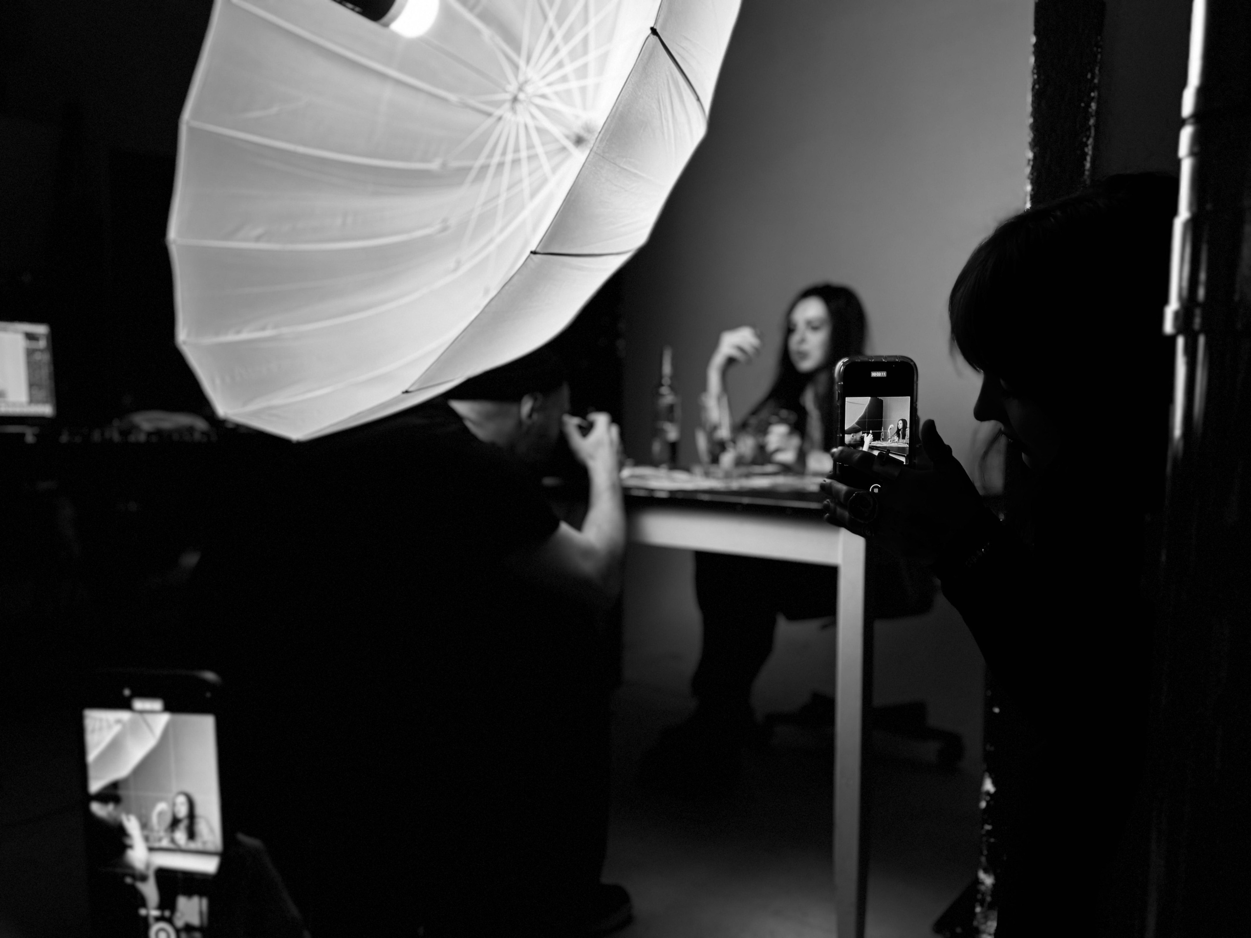 Натуральная атмосфера в бэкстейдже фотосессии