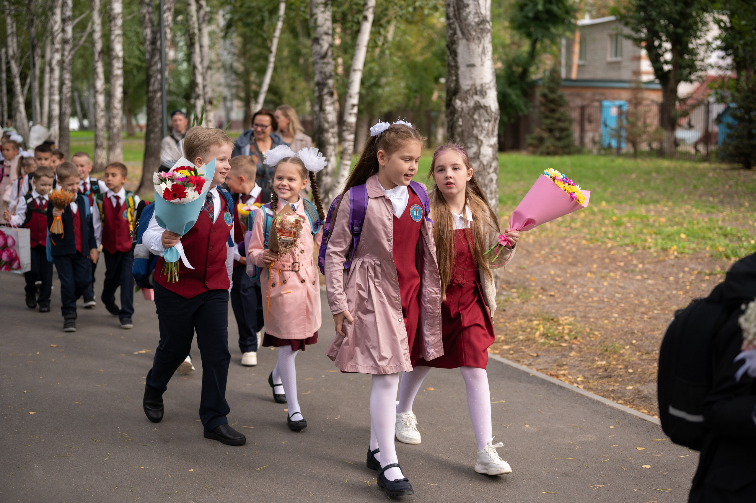 1 сентября 16 гимназия 2 класс (линейка + в классе+ на улице). Фотограф новорожденных, семейный детский в Тюмени Татьяна Морозова
