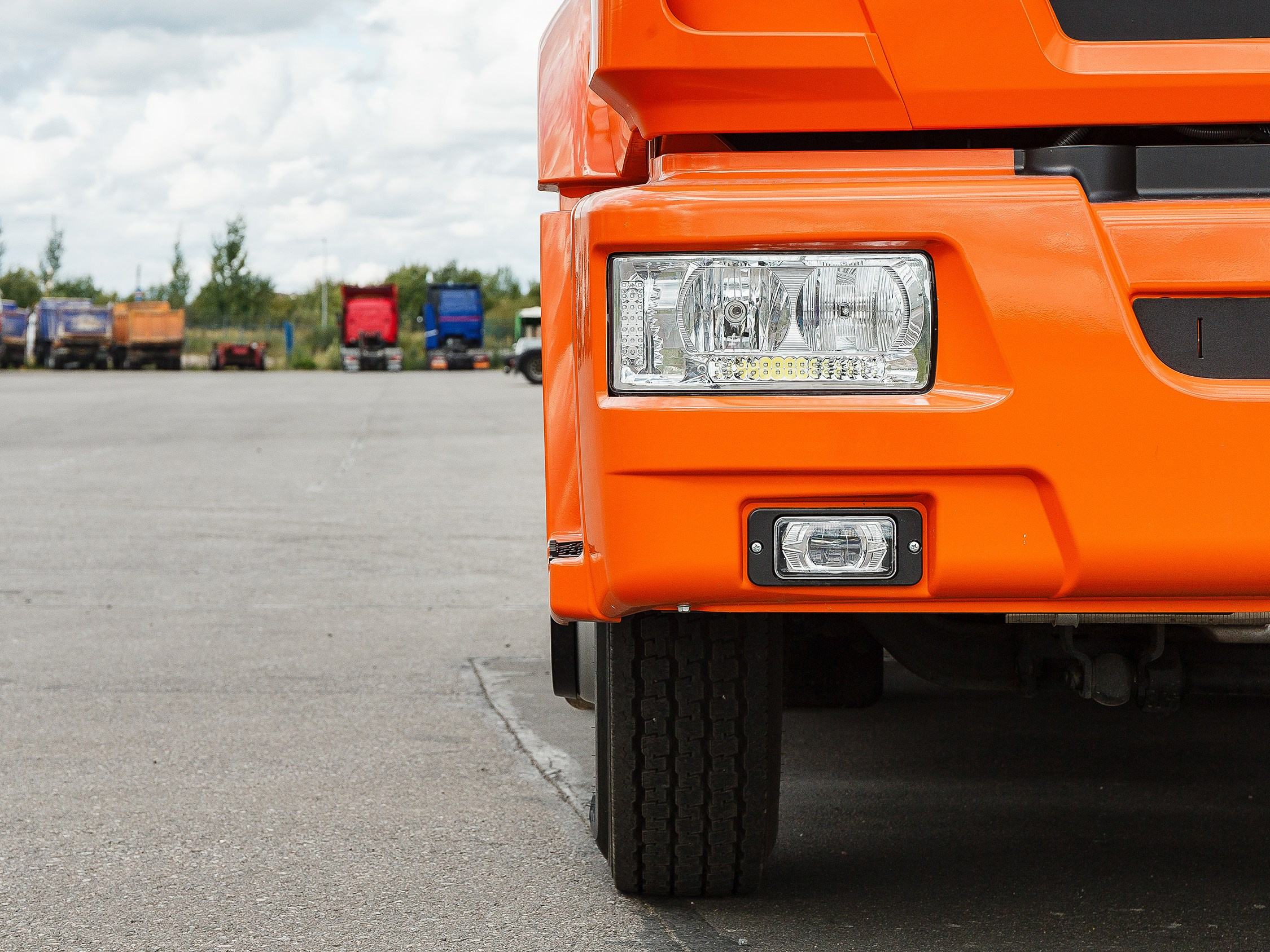 Профессиональная съёмка легковых автомобилей и большегрузов для продажи и контента. Выездная фотосессия спецтехники в Санкт-Петербурге. Репортажный фотограф Сергей Пушкин в СПб. Промышленная фотосъёмка авто. Фотограф для дилеров и производителей. 