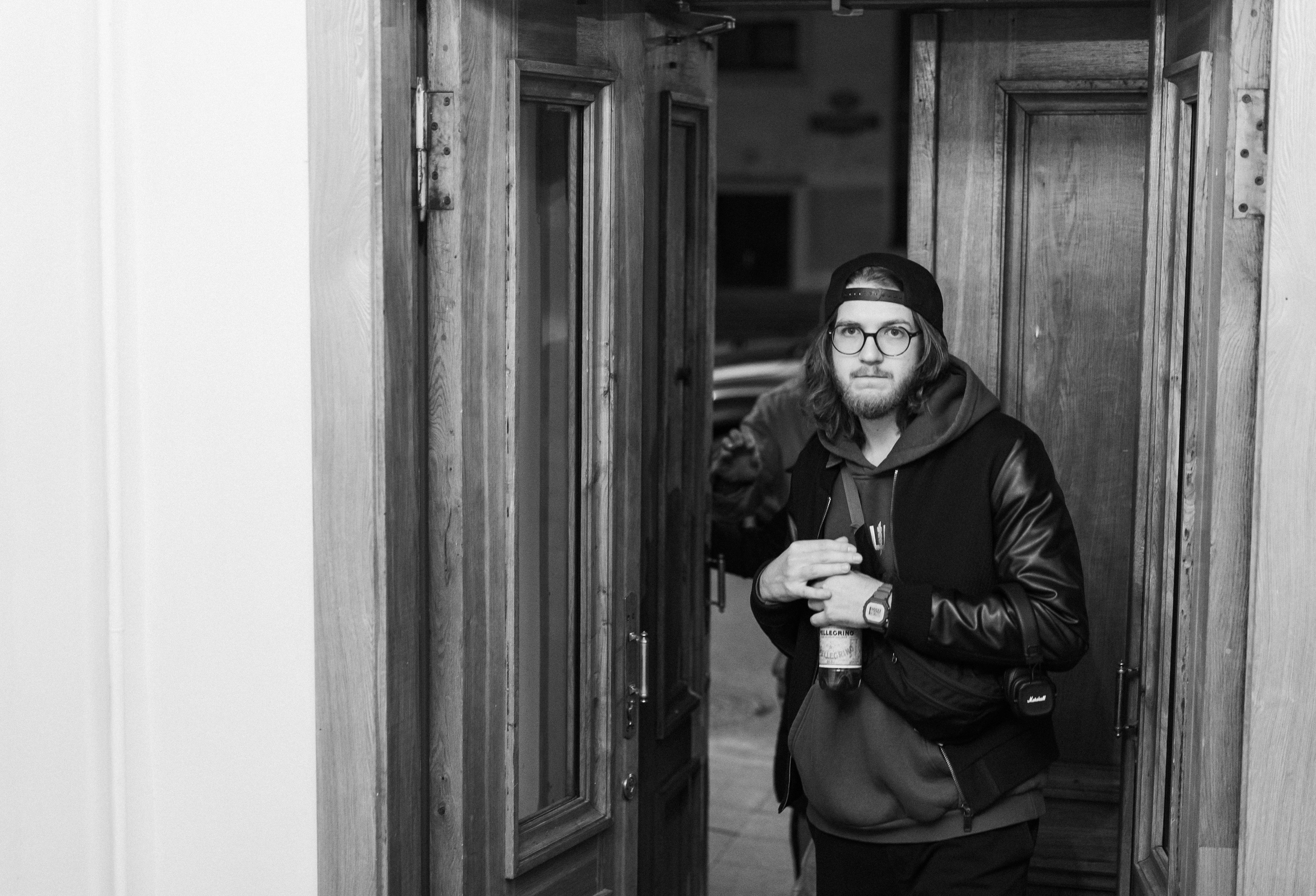 Съёмка открытия вытсавки художника Ильи Даньшина. Лиза Фирстова — самый добрый фотограф