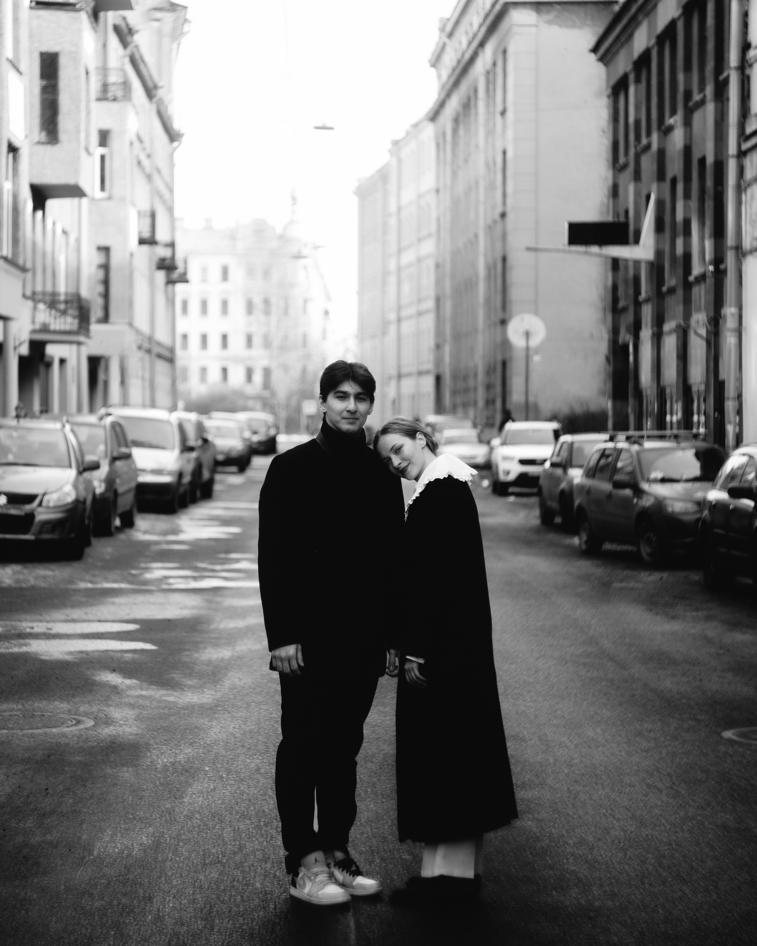 Черно-белая фотосессия пары на пустой улице, художественная лавстори в Санкт-Петербурге с мягкой драматичностью 