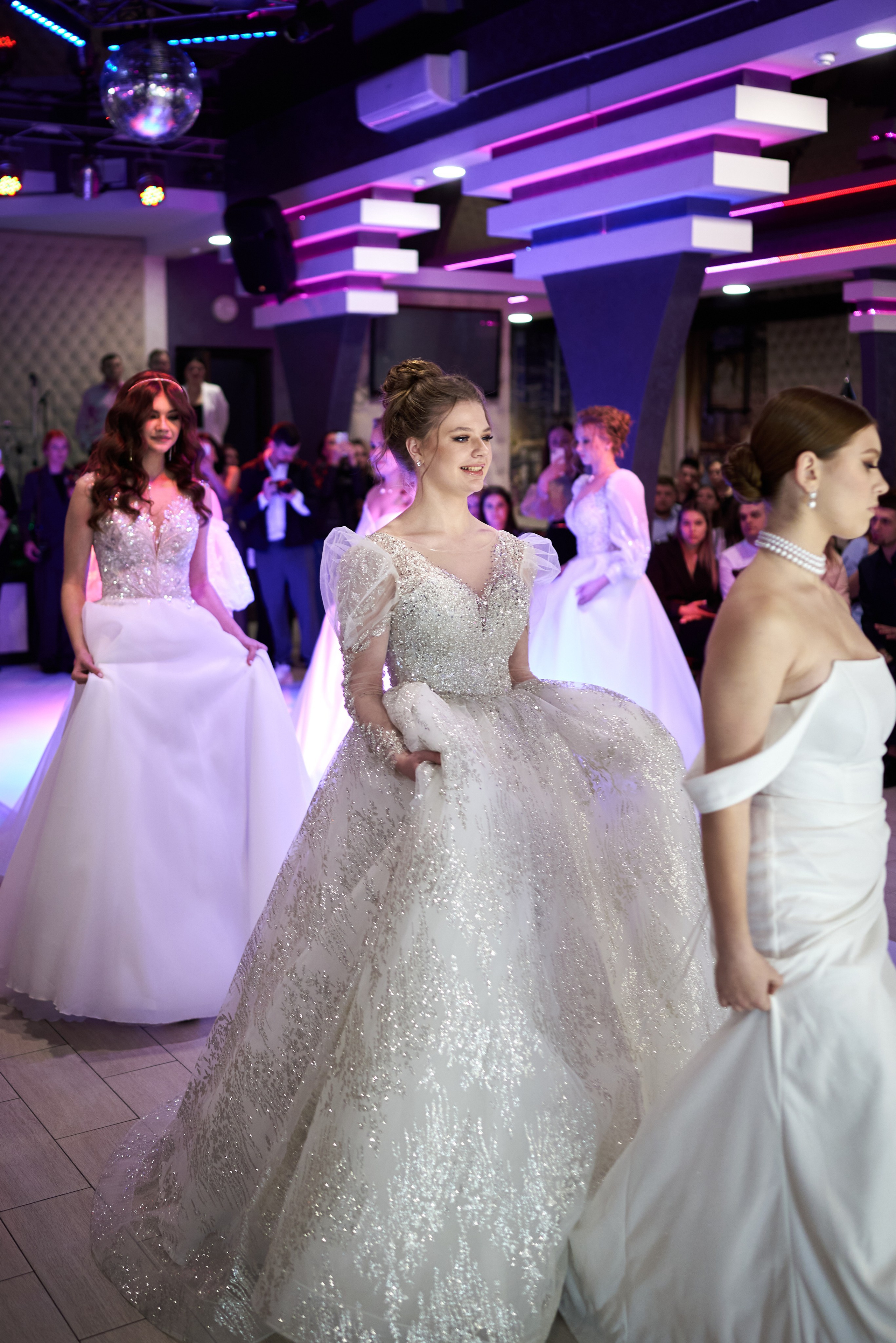 Фотограф Старый Оскол, свадебный фотограф на мероприятие. Профессиональный фотограф Старый Оскол, Губкин — свадьба, венчание, крещение, юбилей и день рождения