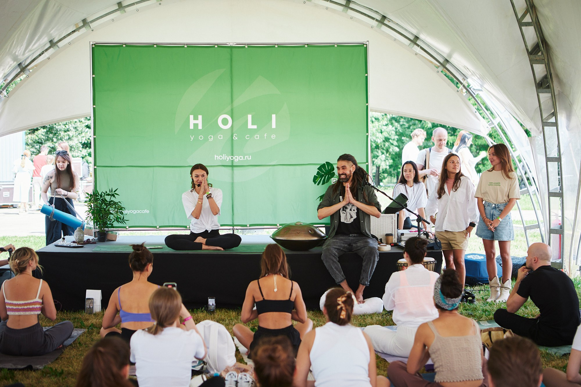 HOLI Yoga — репортажная съёмка фестиваля йоги в Москве. Репортажный фотограф в Москве — Дмитрий Тарасов | Съёмка мероприятий, концертов, корпоративов