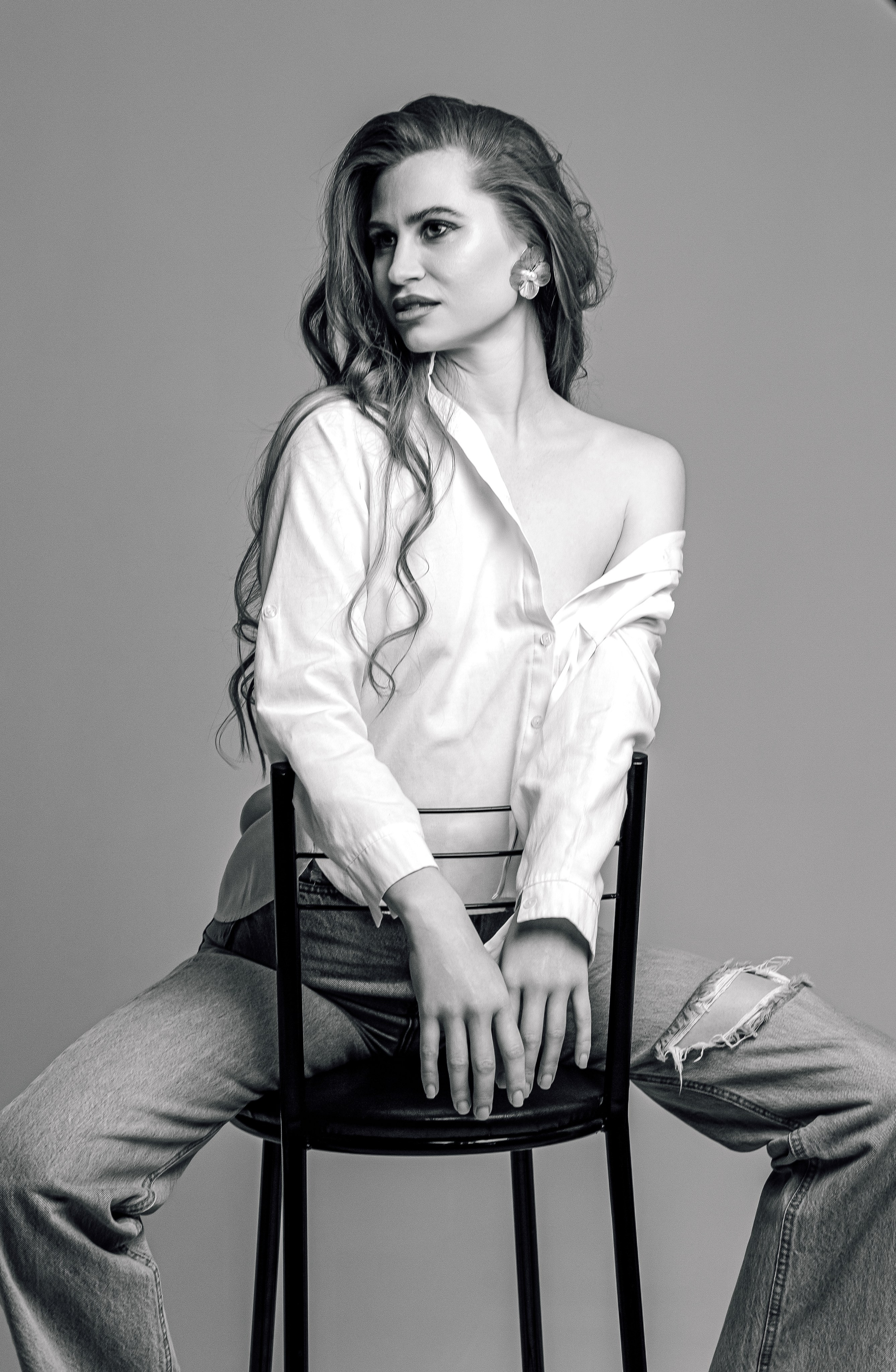 Синие джинсы — белые тюльпаны. Вера Соколова фотограф Воронеж