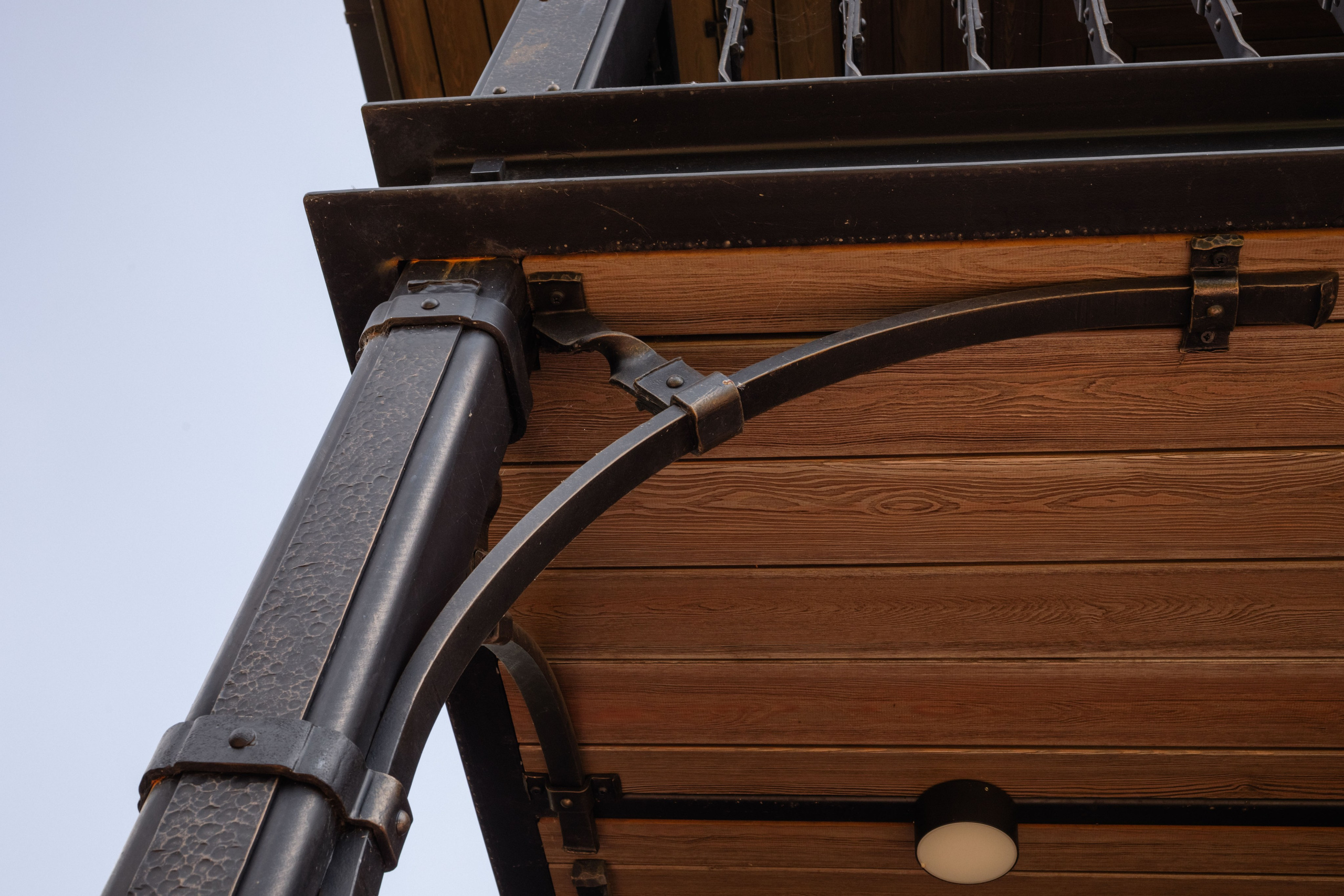 Готовый двухэтажный гараж в стиле Лофт — сочетание кирпича, дерева и металла. Современный дизайн, функциональность и эстетика во всём. Строительная компания «Милый дом» МД. Москва и Московская область