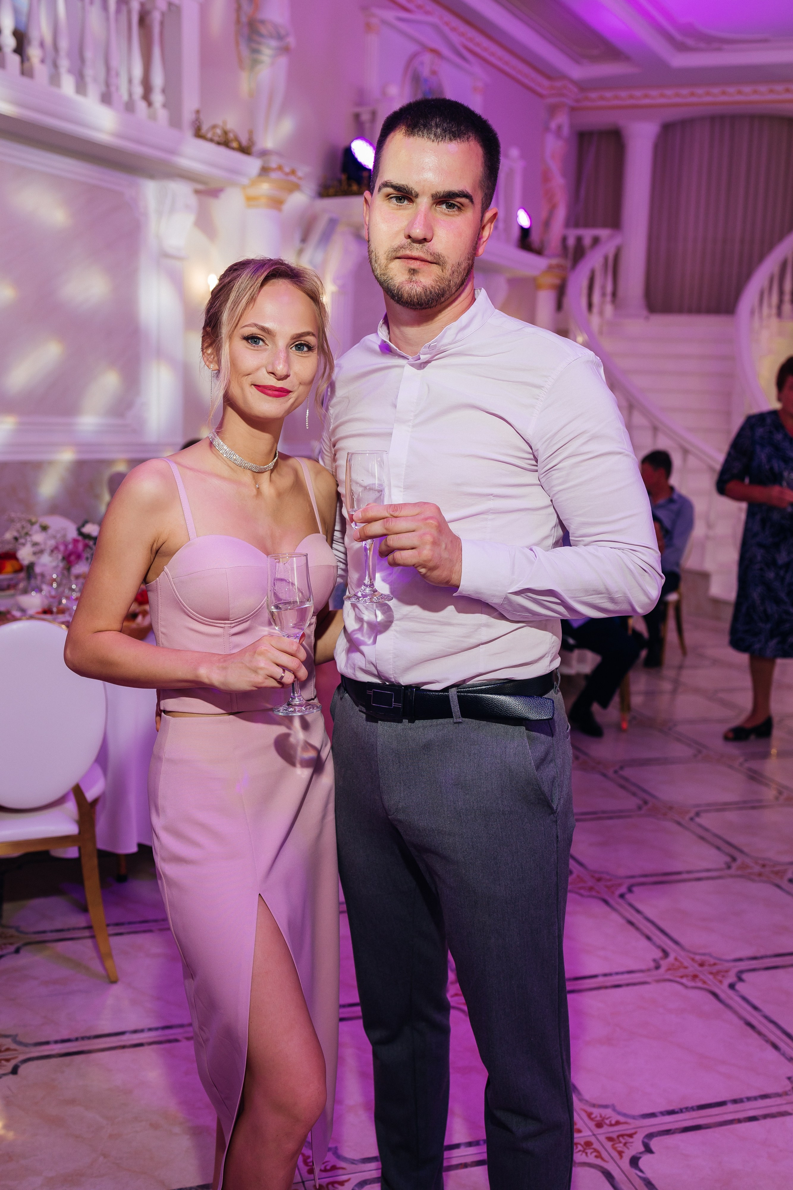 Трогательная выездная церемония в уютном ресторане. Олег Сверчков | Свадебный фотограф Вологда