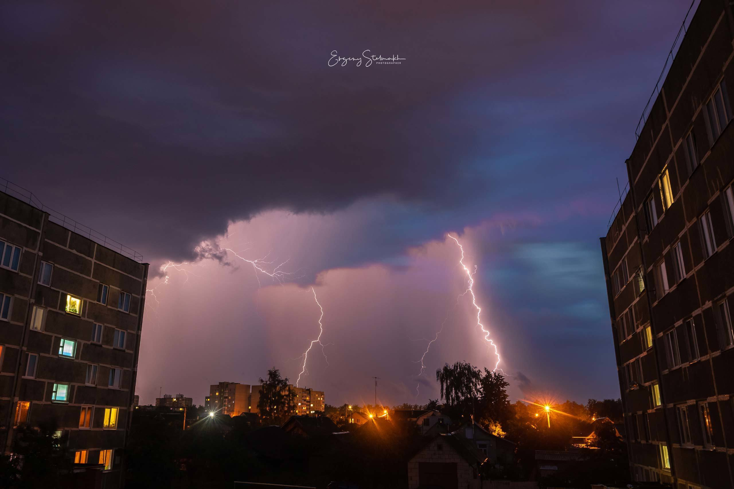 Молнии над городом
