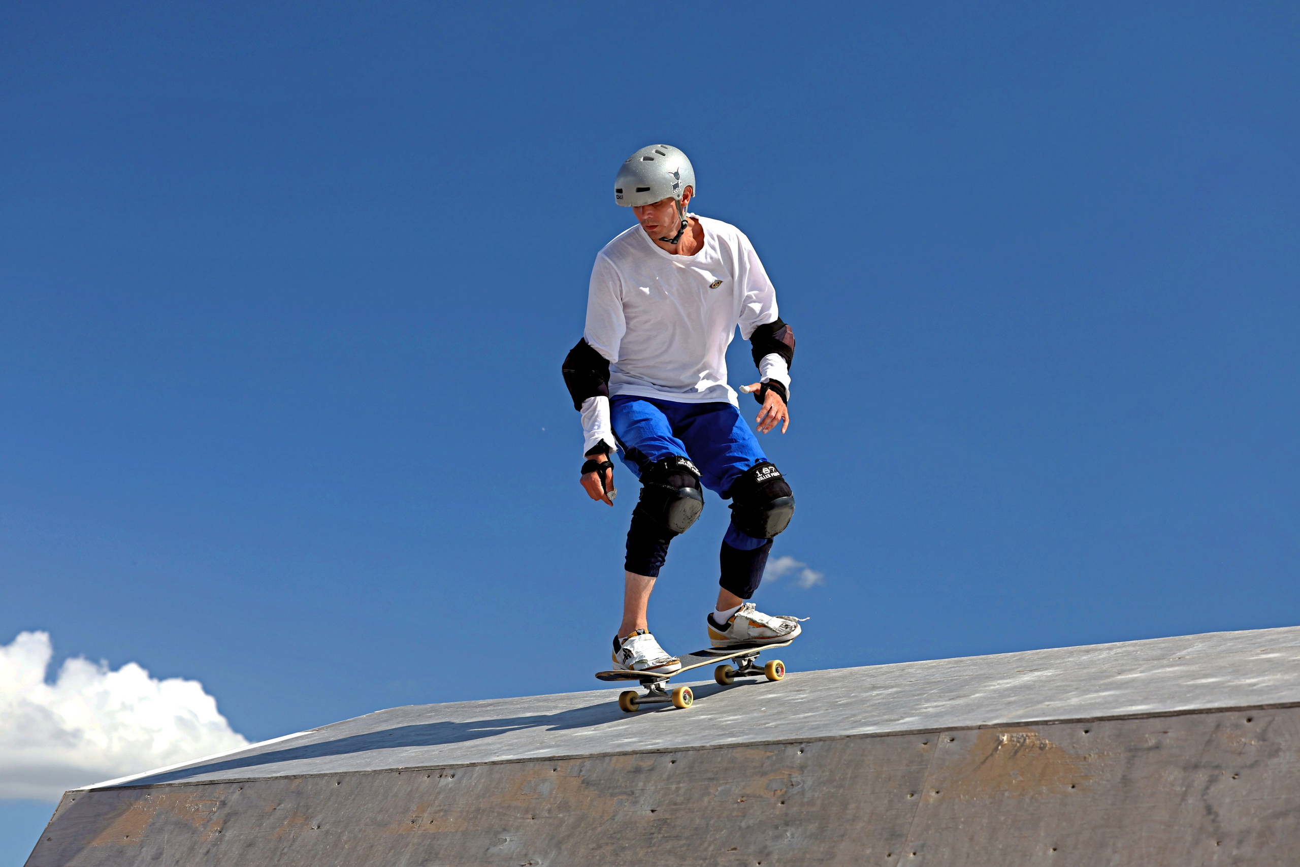 Скейтбордист на трамплине