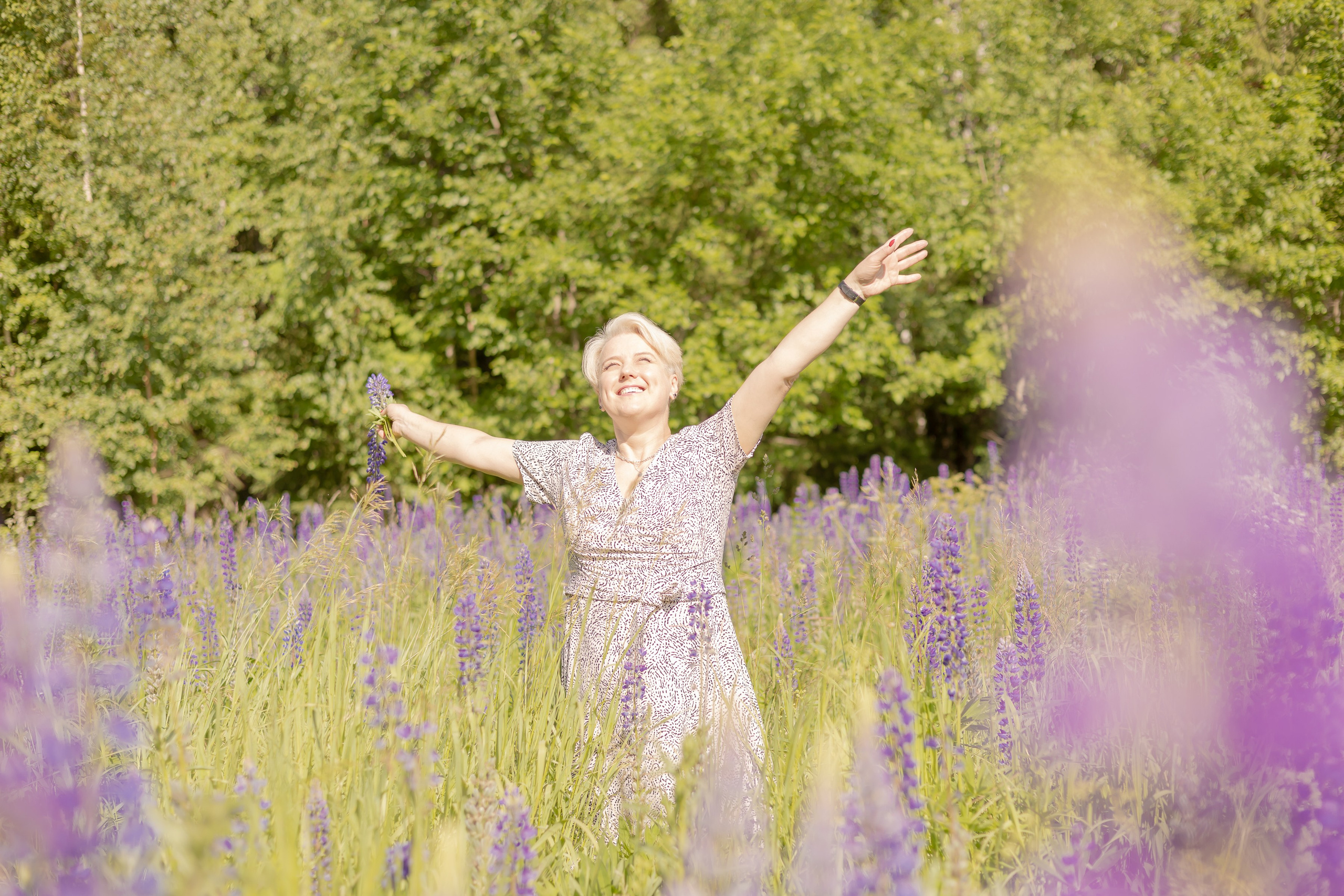 Фотосессия в поле с люпинами