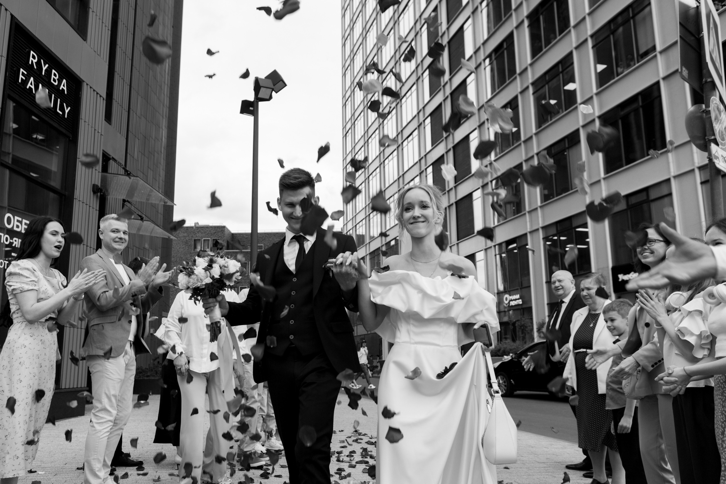 Лепестки роз на свадьбе