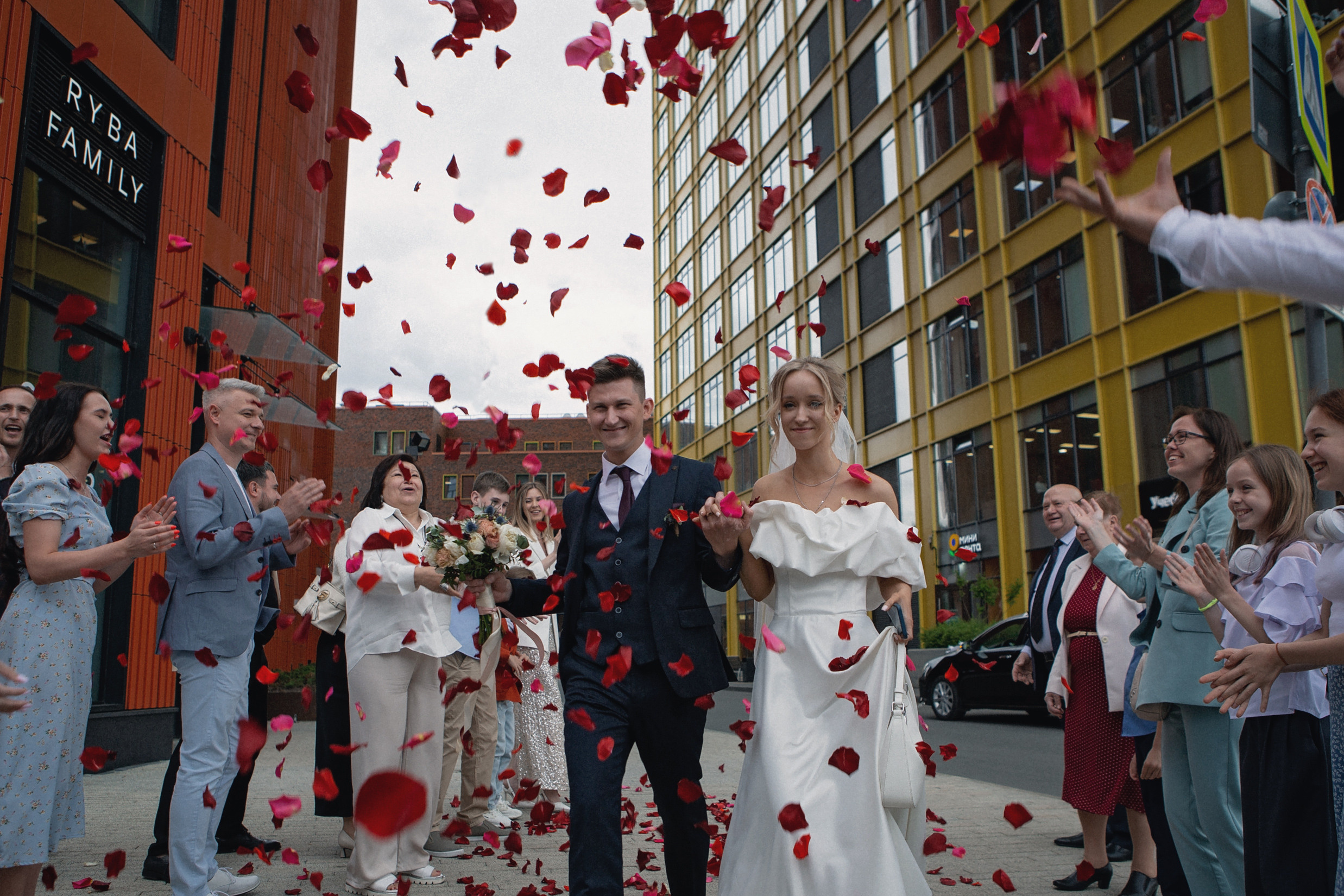 Лепестки роз на свадьбе