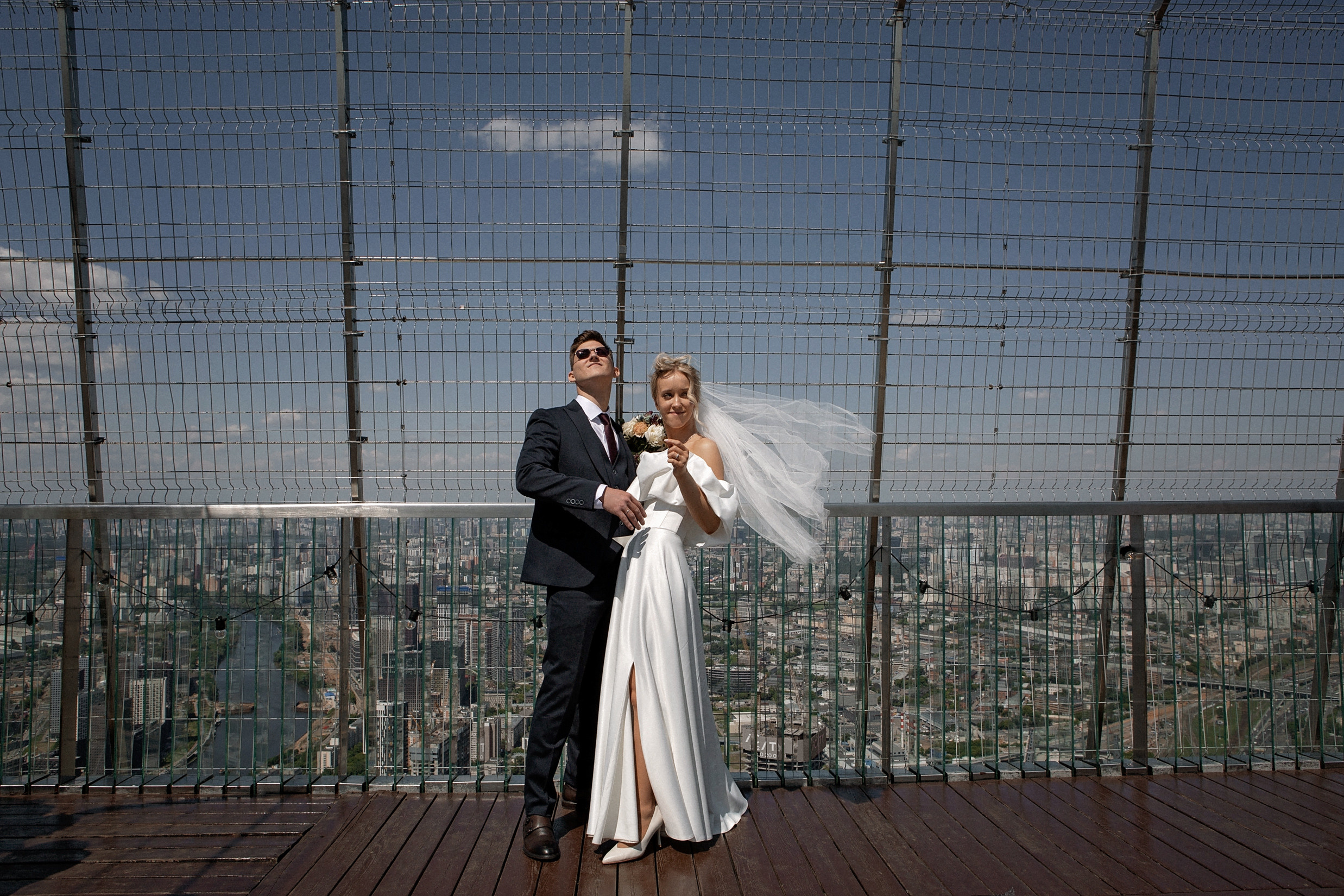 Свадебная фотосессия на крыше башни Око