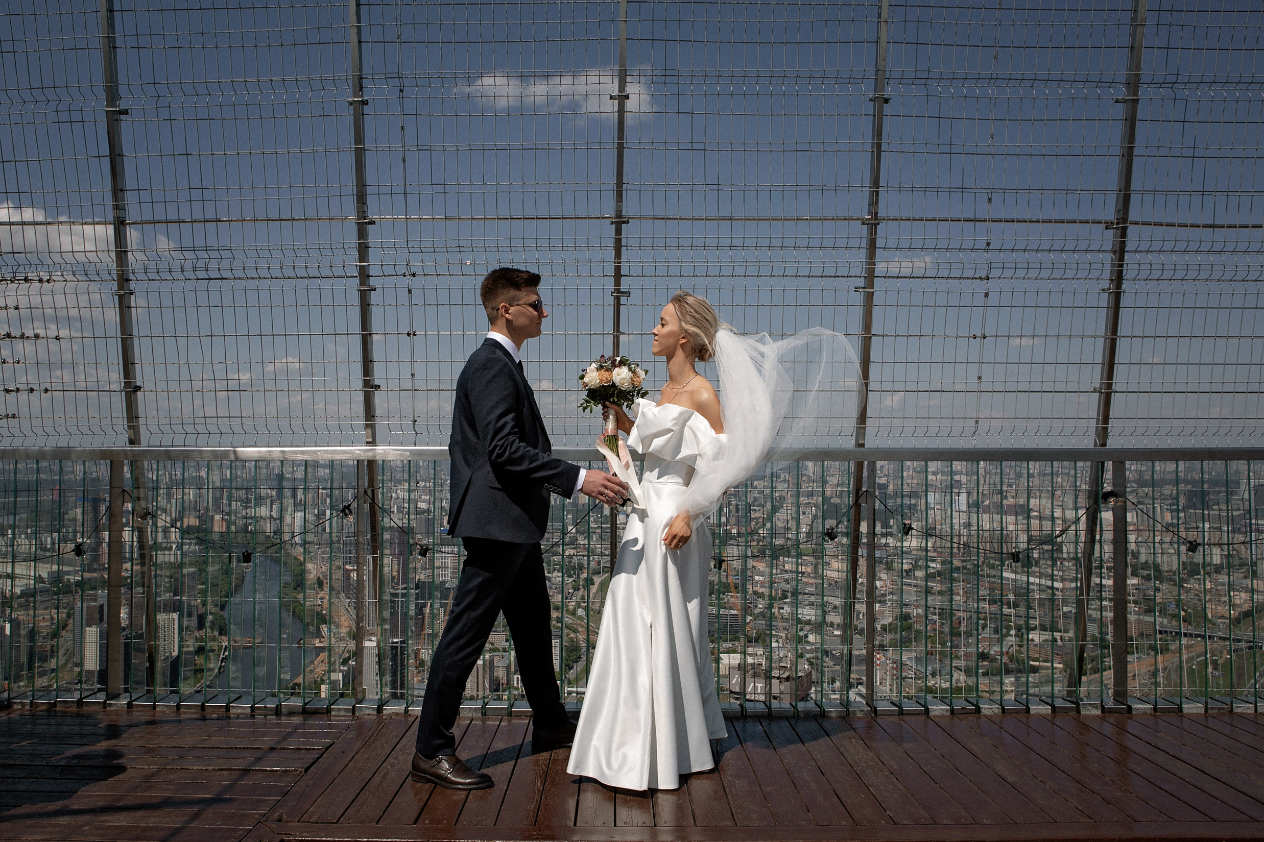 Свадебная фотосессия на крыше башни Око