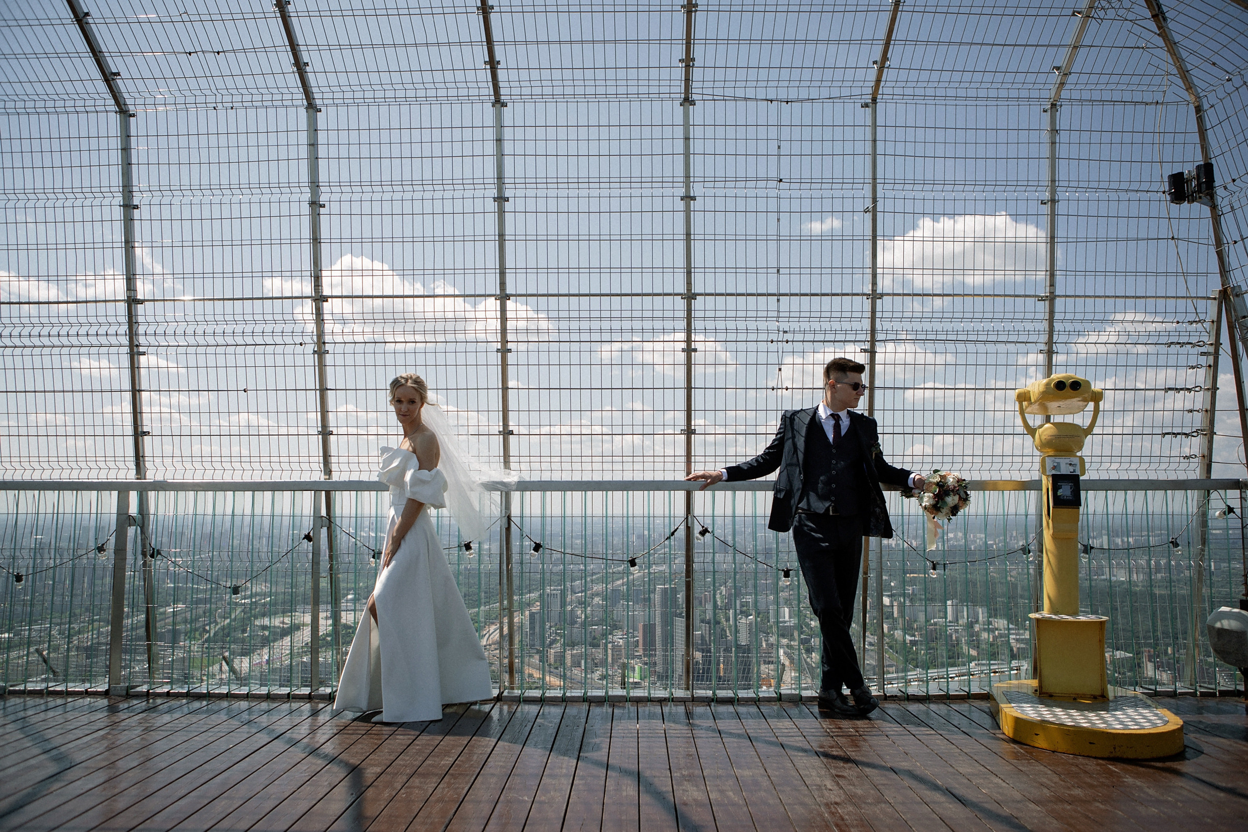 Свадебная фотосессия на крыше башни Око