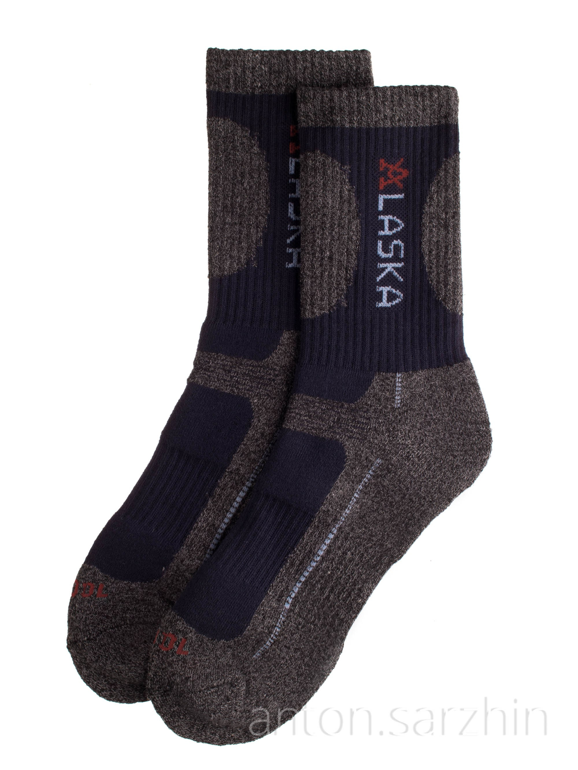 Съемка пары носков на белом фоне 