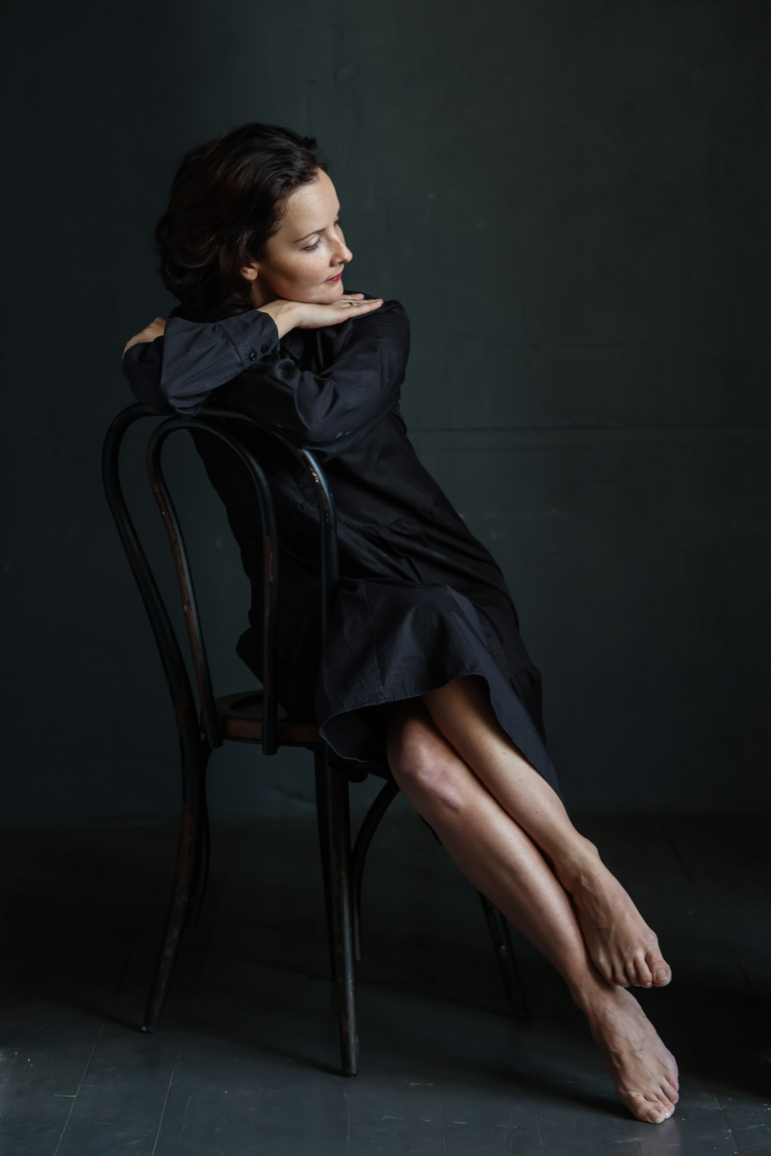 Сьемка в студии, брюнетка на темном фоне Фотограф - Мэри Маршания