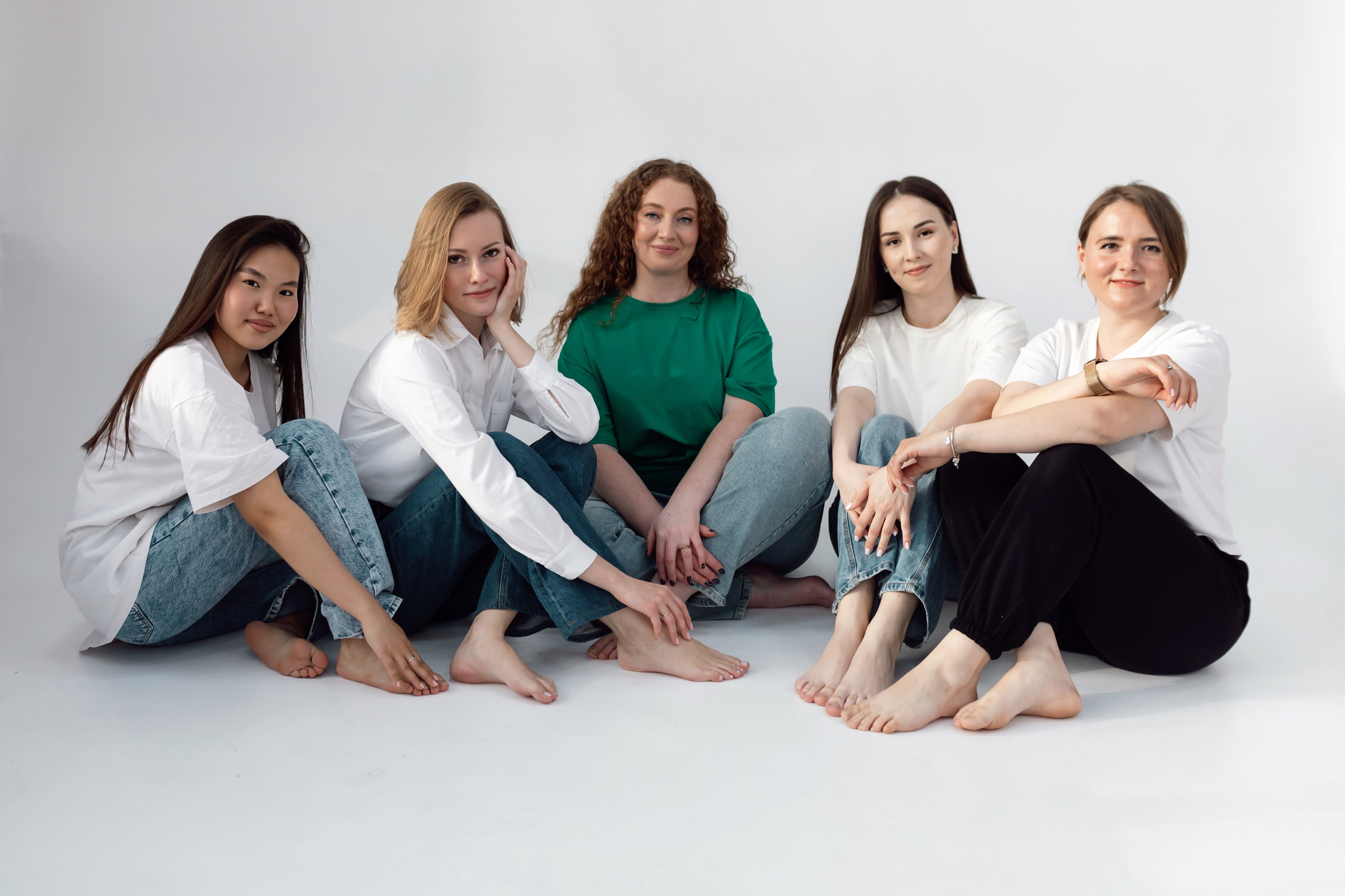 Групповая фотосессия благотворительного проекта в 23 Studio. Интерьерный, предметный и контент фотограф в Иркутске Наталья Карпова