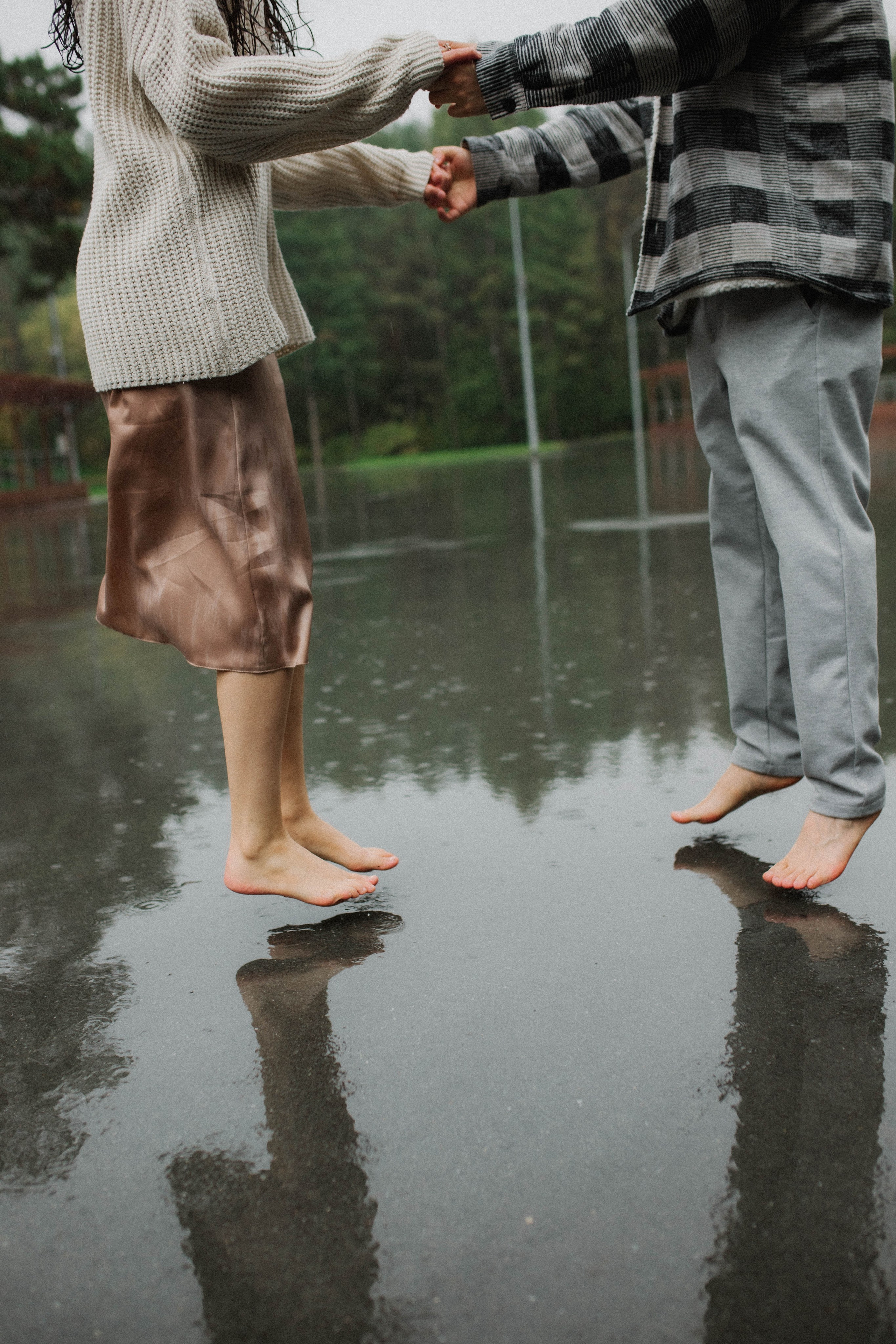 Бегать по сентябрьским лужам вдвоём. Свадебный фотограф Новосибирск