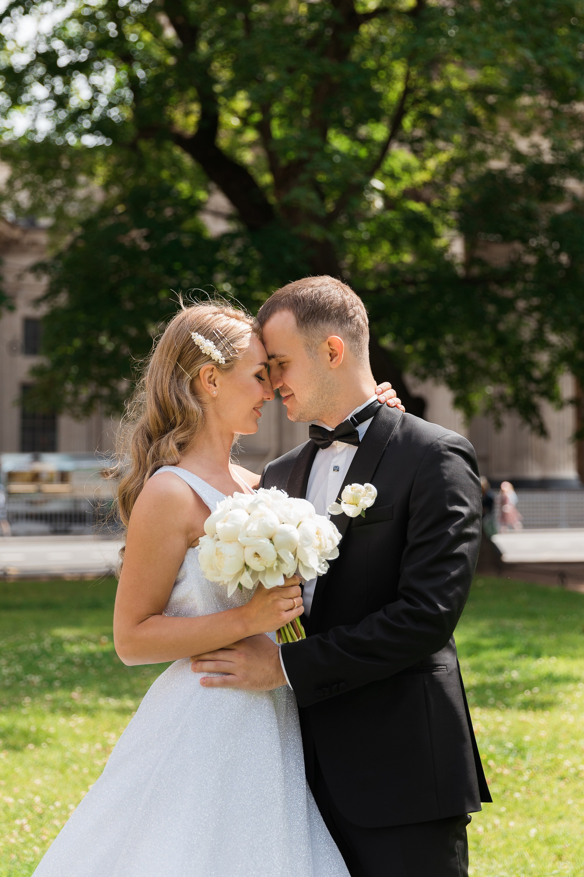 Жених и невеста лицом к лицу