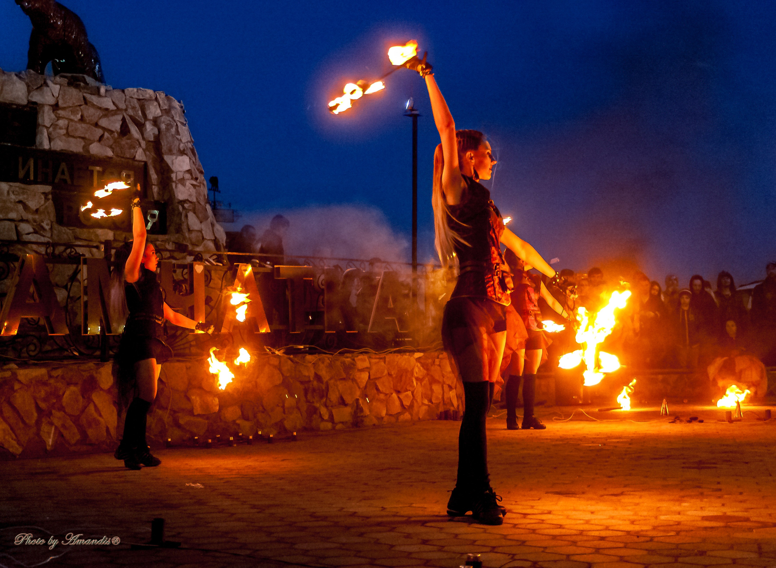 Огненное шоу у памятника «Здесь начинается Россия». Камчатка. Май 2017. Репортажная съемка в Москве и области. Анималистика