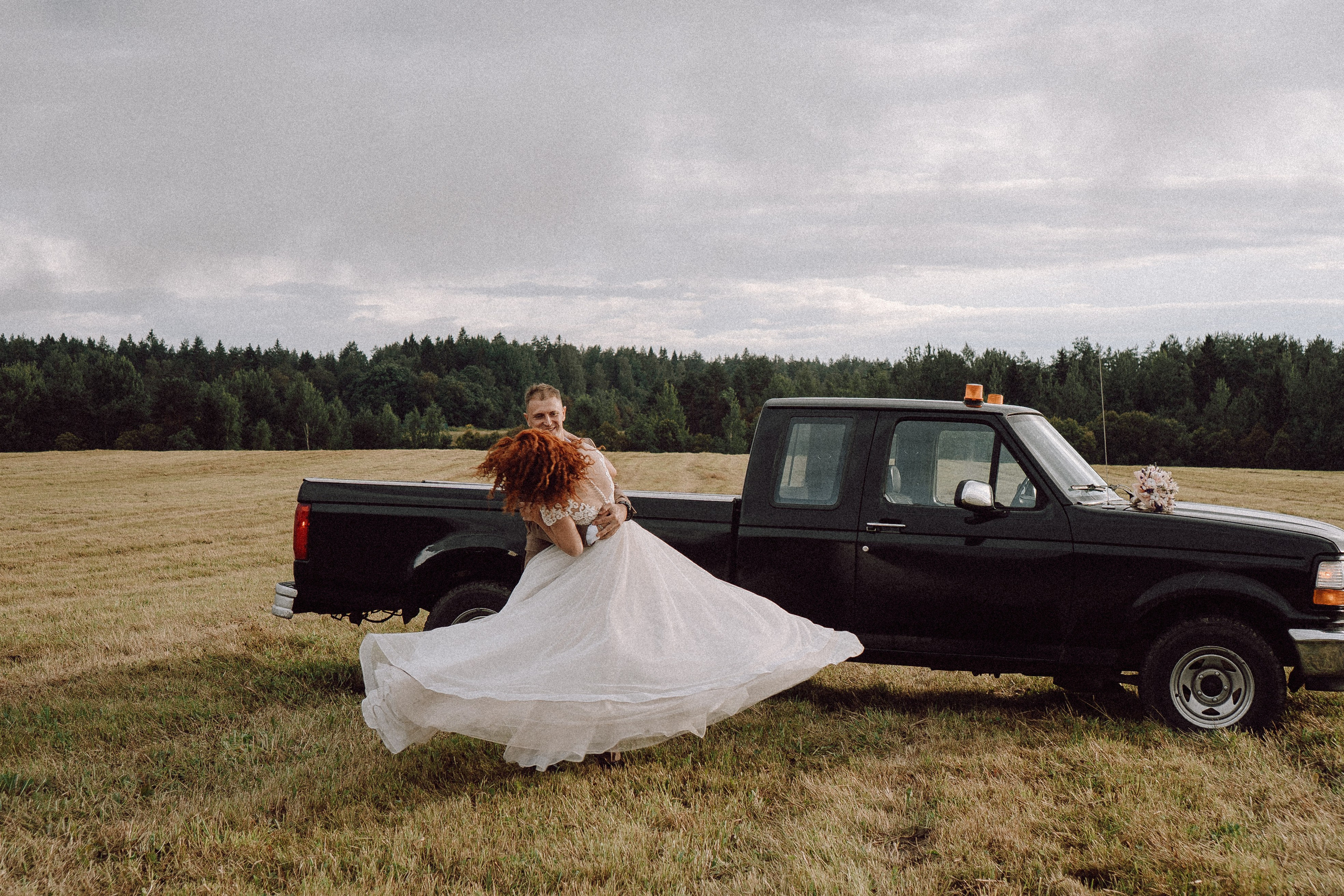 СВАДЕБНАЯ ФОТОСЕССИИЯ ПАРЫ В ГОРОДЕ ПРИОЗЕРСК В СОСНОВОМ ЛЕСУ И С ПИКАПОМ. Профессиональный фотограф, Санкт-Петербург — Виктория Богомолова