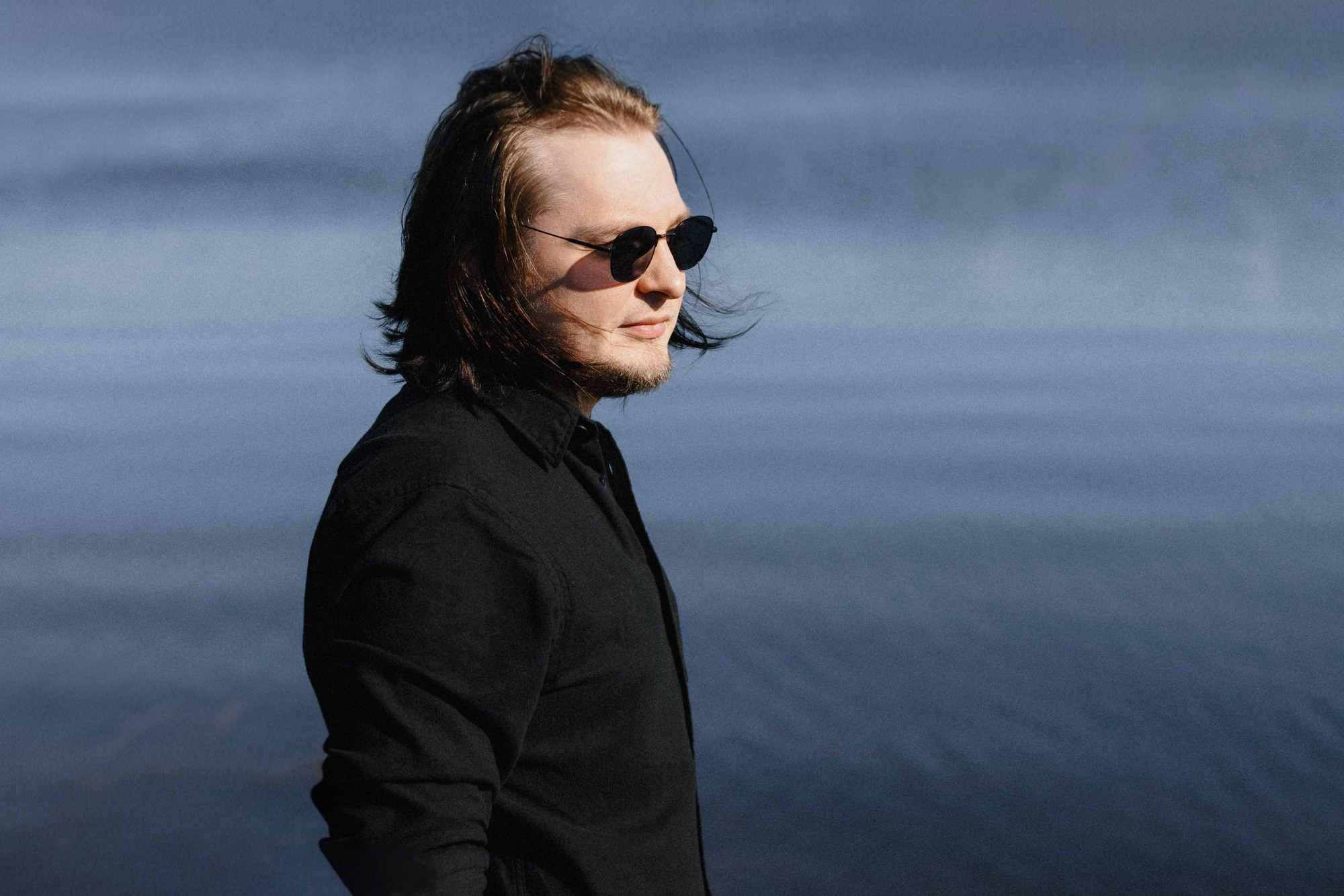 Мужской портрет на природе в Тюмени — Фотограф Дарья Мустафина. Портретный фотограф Тюмень Дарья Мустафина