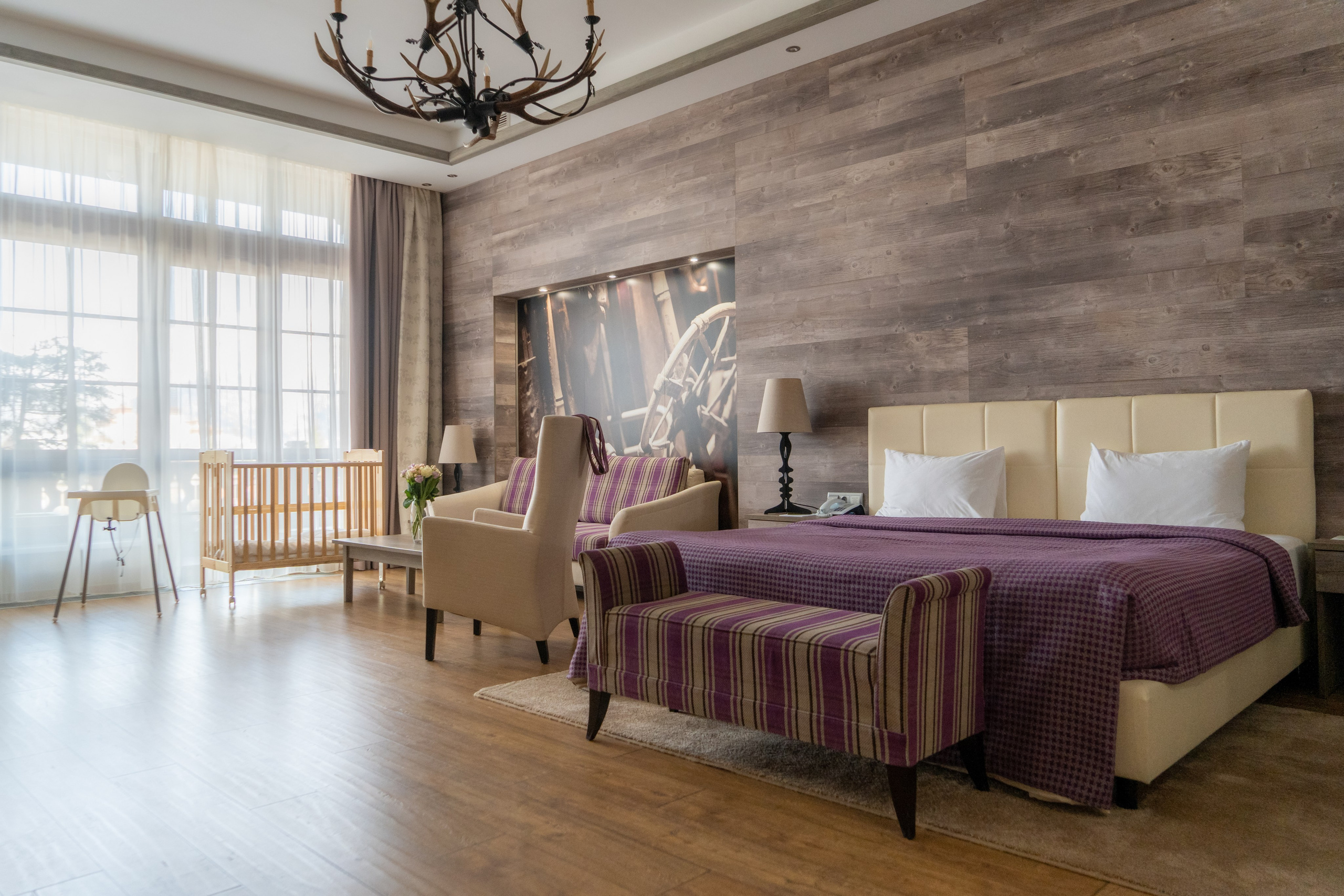 Номер полулюкс в отеле 1389 Газпром Поляна с детскими принадлежностями. Репортажный фотограф в Красной Поляне и Сочи Павлюченко Екатерина