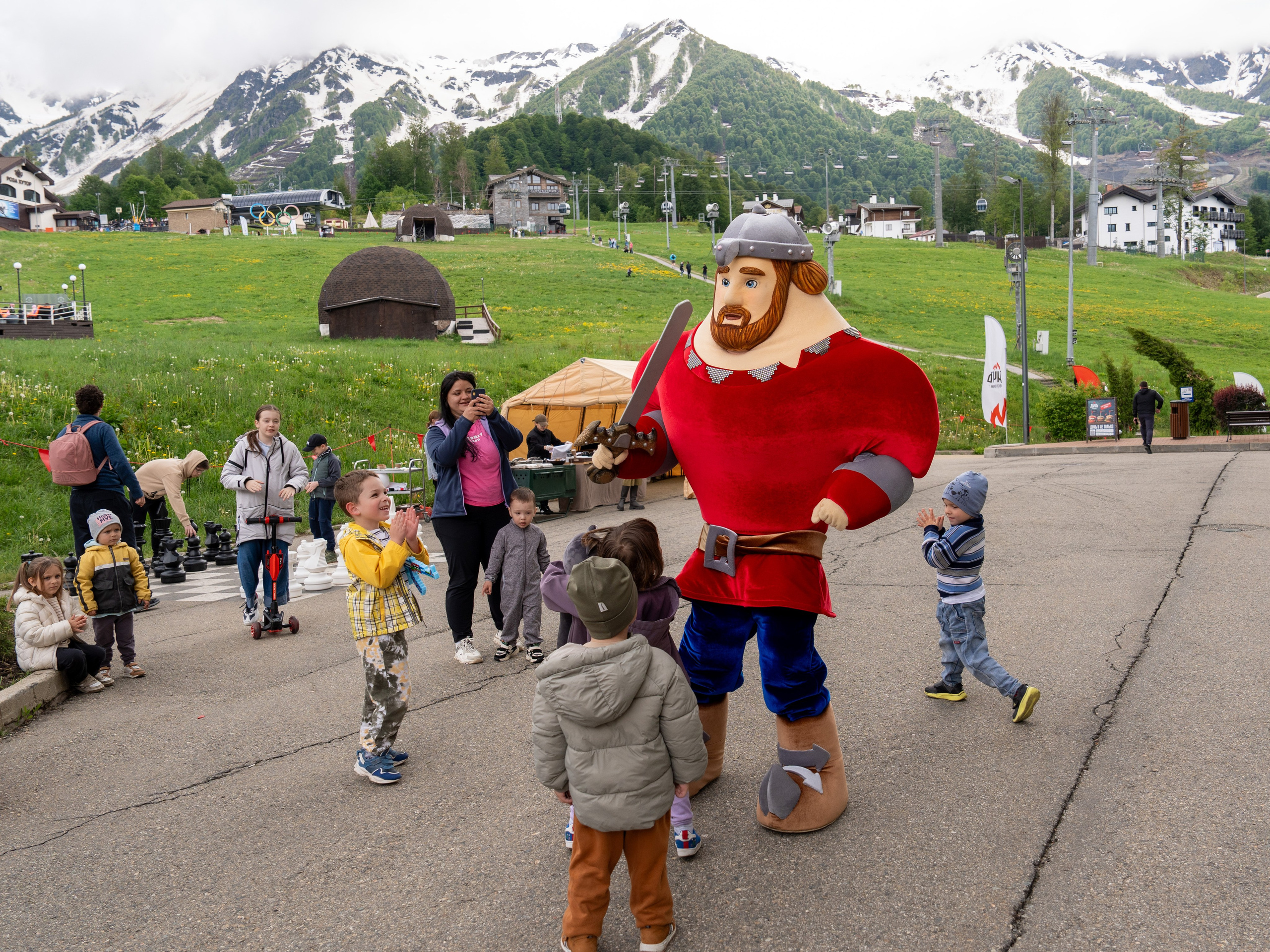 Шествие бессмертного полка 9 мая 2024 Rosa Springs. Репортажный фотограф в Красной Поляне и Сочи Павлюченко Екатерина