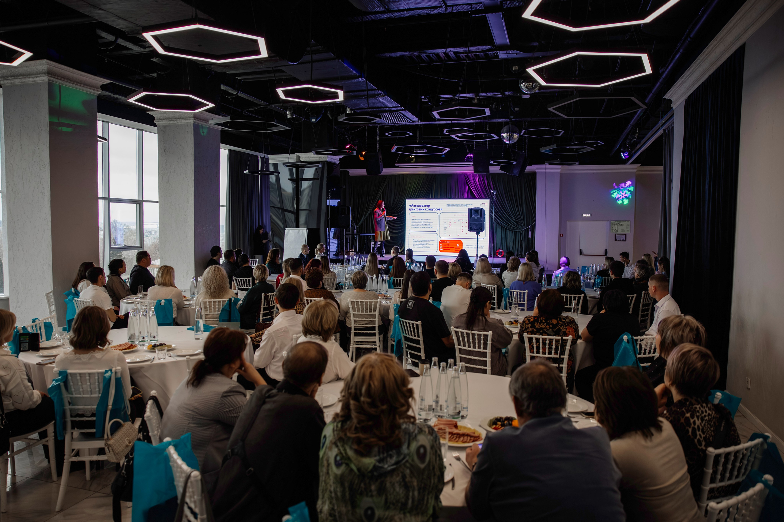 Империя Изобилия — выступления спикеров для предпринимателей. Свадебный фотограф в Иркутске Бобылев Никита