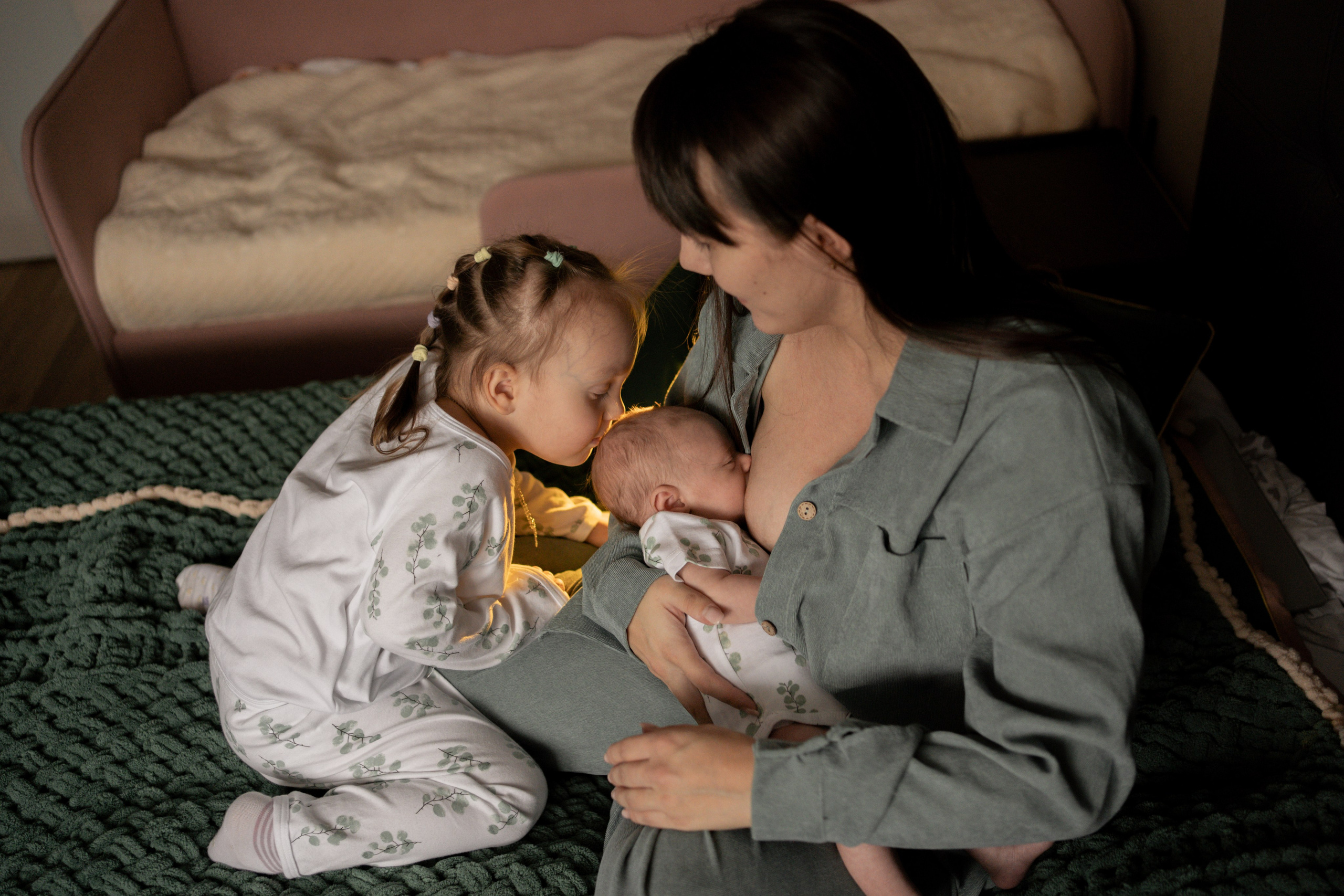 Оля, Коля, Аня, Рита. Фотограф грудного вскармливания в Москве Екатерина