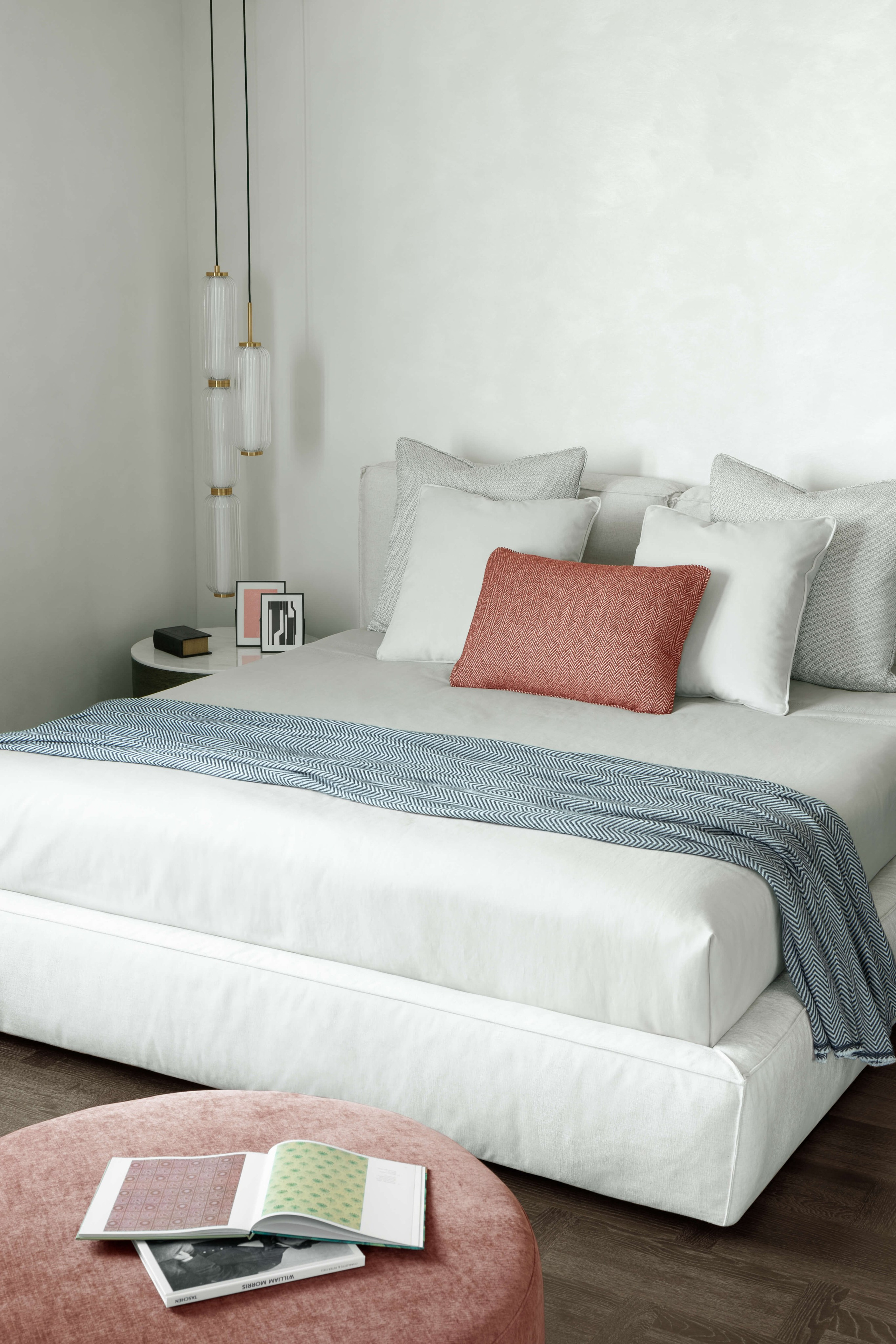 Современная спальня в ЖК «Времена года» — кровать Poliform с подушками, покрывало Missoni Home и банкетка Minotti.