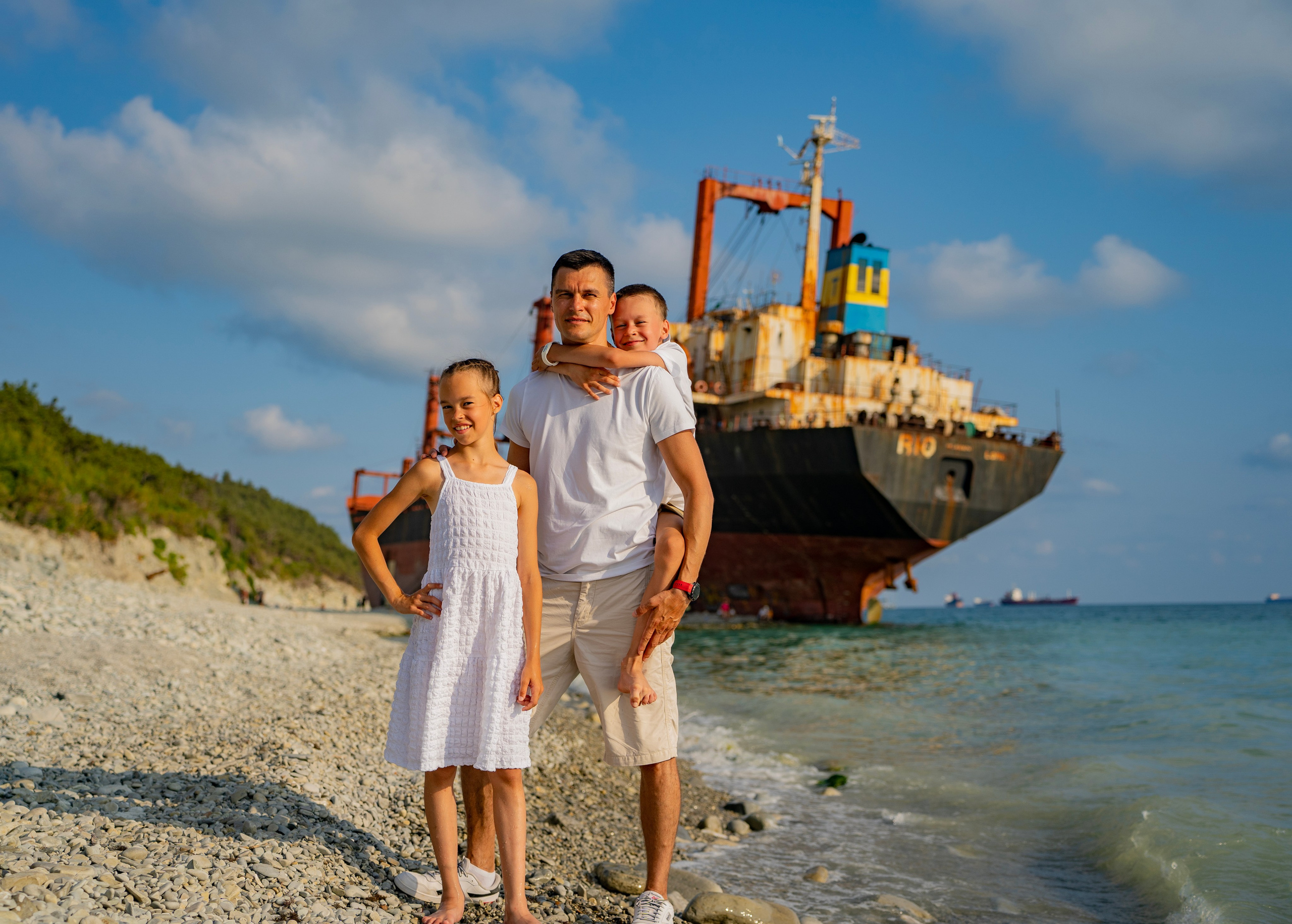 Фотосессия-поход к сухогрузу Рио. Семейный и детский фотограф Екатерина Черняева. Снимаю портреты, love story, фотопрогулки, работаю на улице, в кафе, студии, дома у клиента