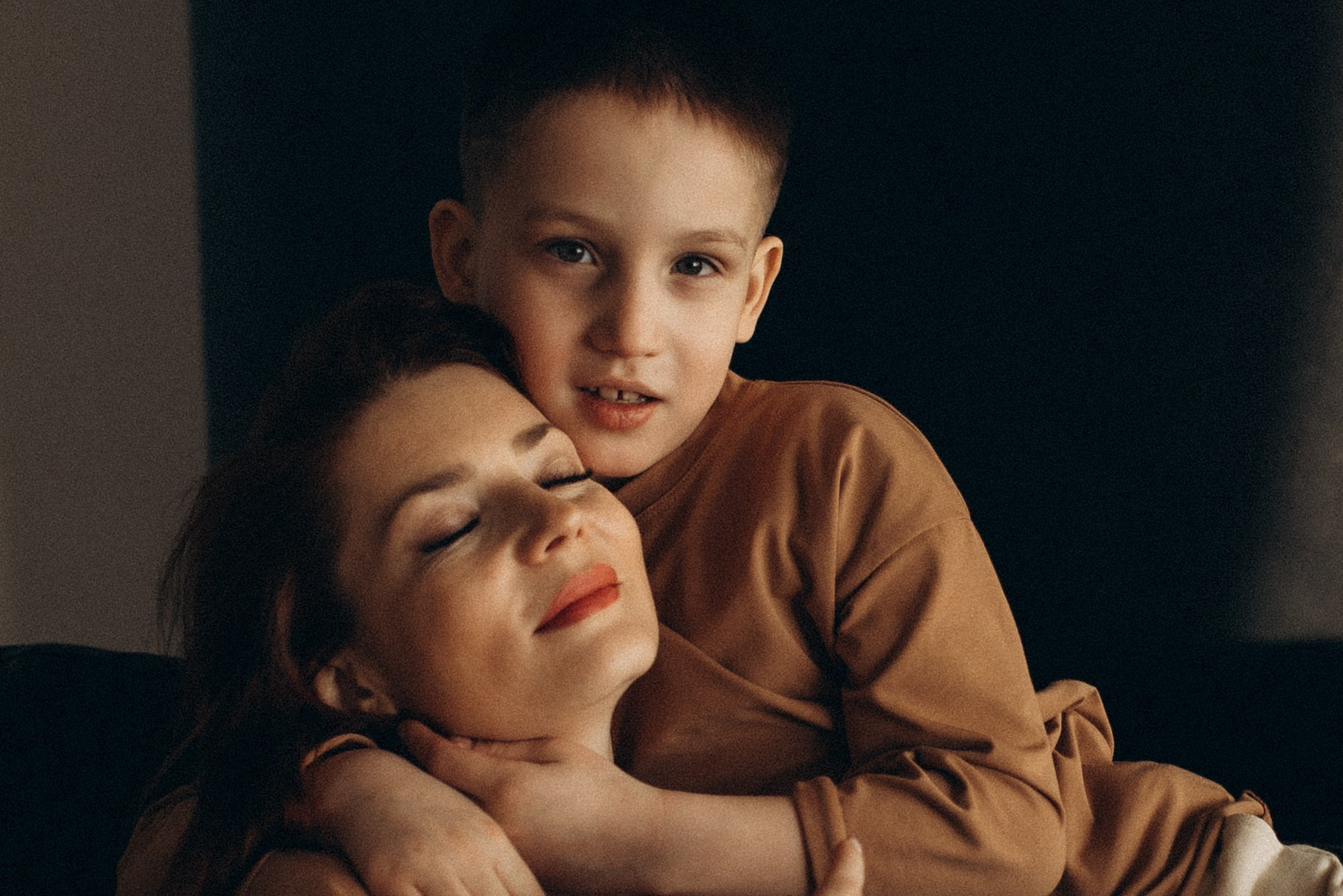 Любовь мамы и сына. Семейный фотограф lifestyle в Новосибирске Елена Шпилевая