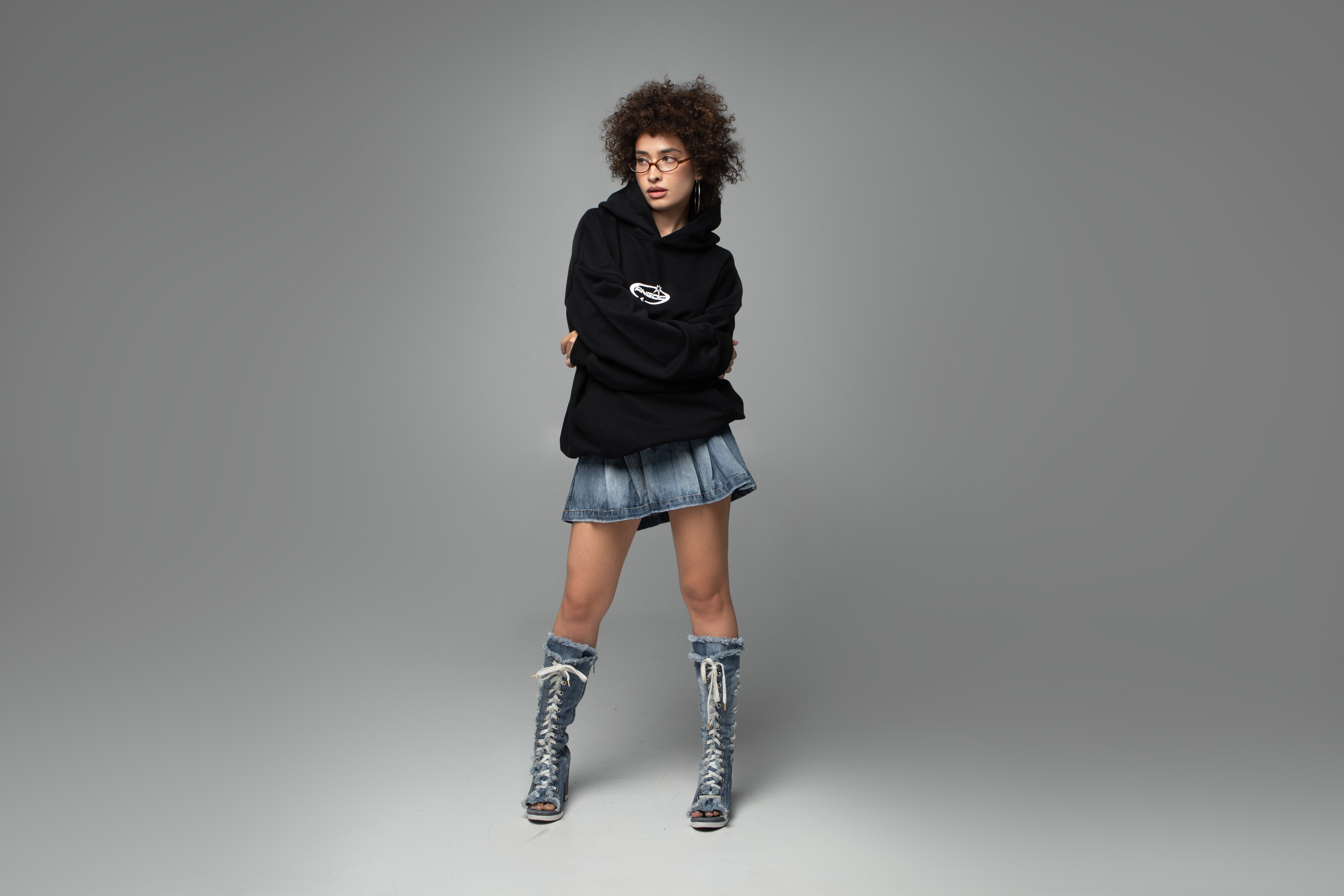 КАТАЛОГ | серый фон. RUNA production — стильные съемки для брендов