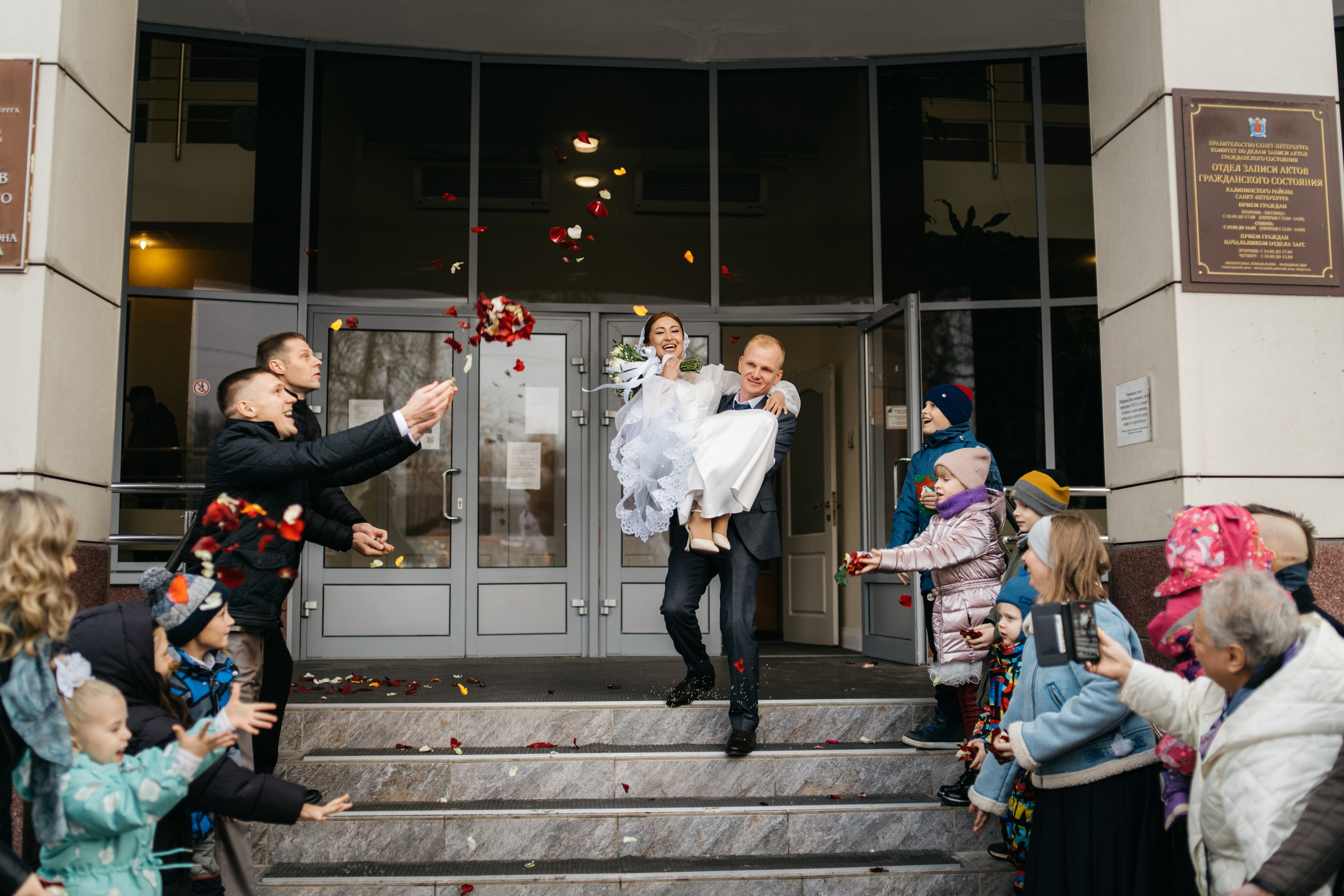 Свадебные фотосессии во дворцах и ЗАГСах Санкт- Петербурга. Свадебный фотограф Александр Невский в Санкт-Петербурге