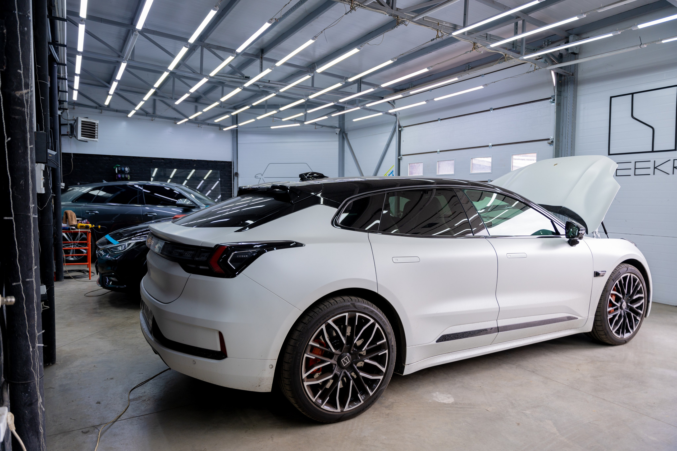 Интерьерная фотосъемка автосалона Elrus в Краснодаре. Zeekr, LiXiang Профессиональная фотосъемка интерьера премиум-автосалона в Краснодаре. Шедевры для Вас! Фотограф и Видеограф в Краснодаре Пахиев Руслан