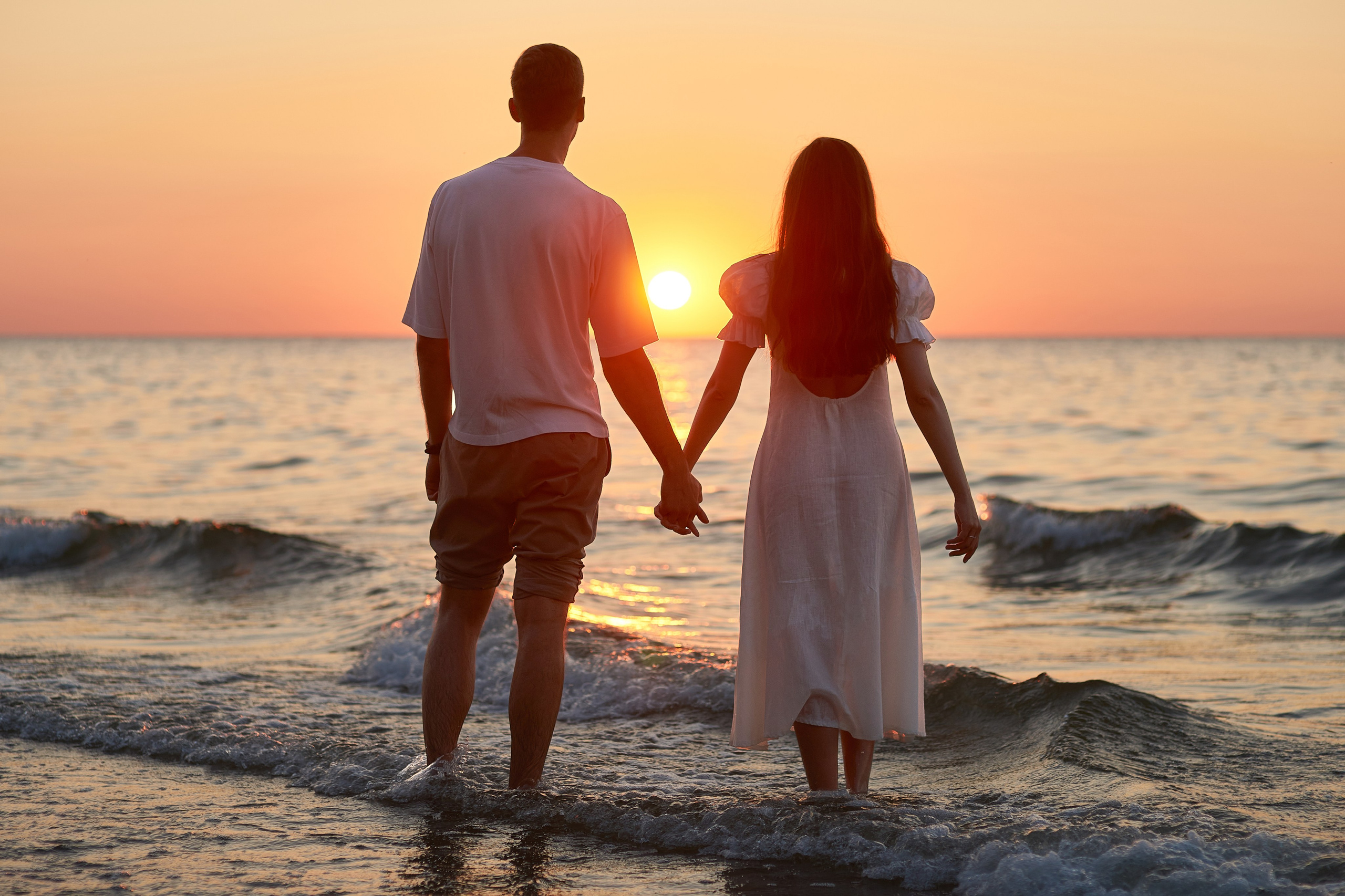 Влюблённые, закат и море. Цвет любви