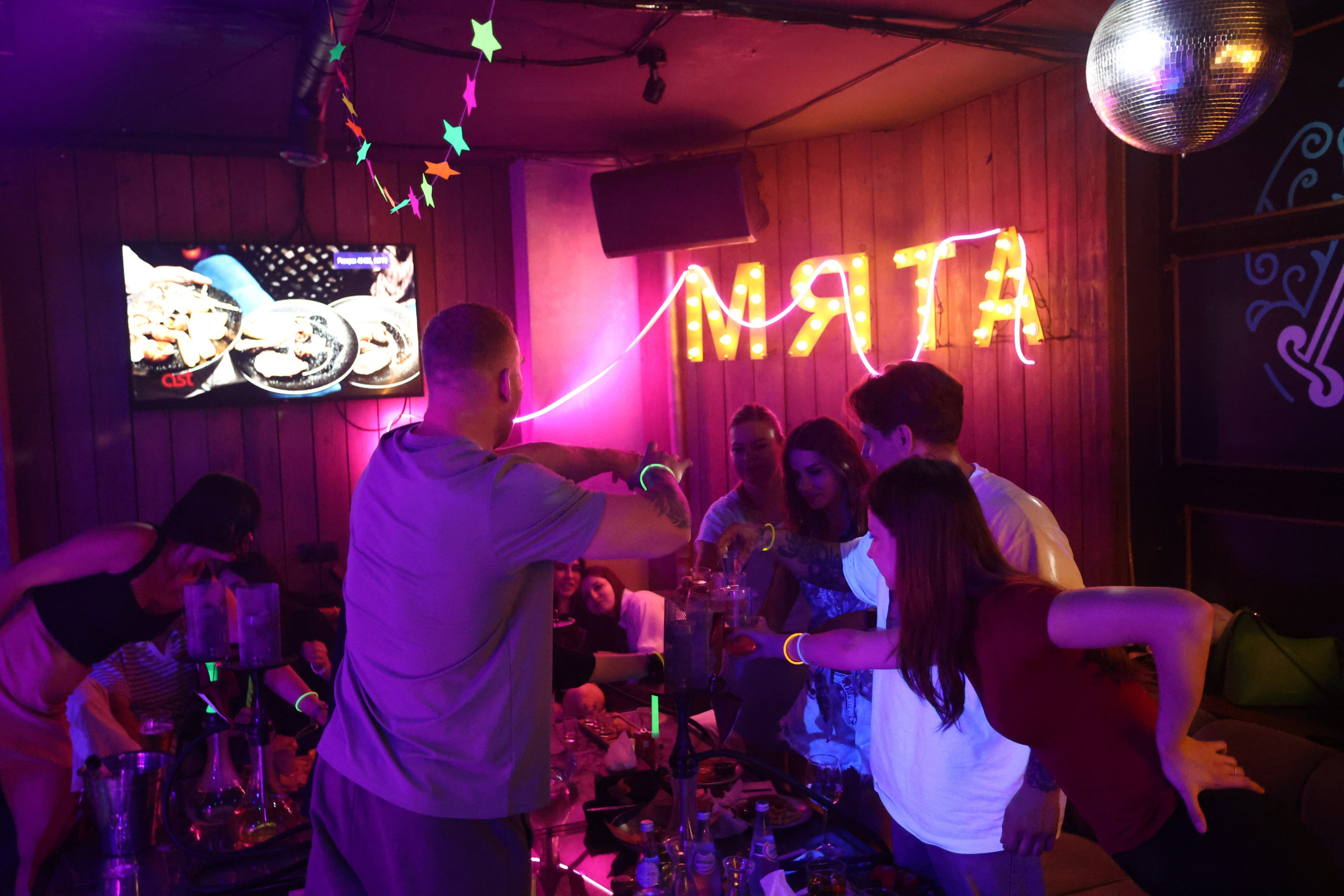 Neon Party 01.08.25. Мята Спортивная — Кальянная, караоке, бар в Минске