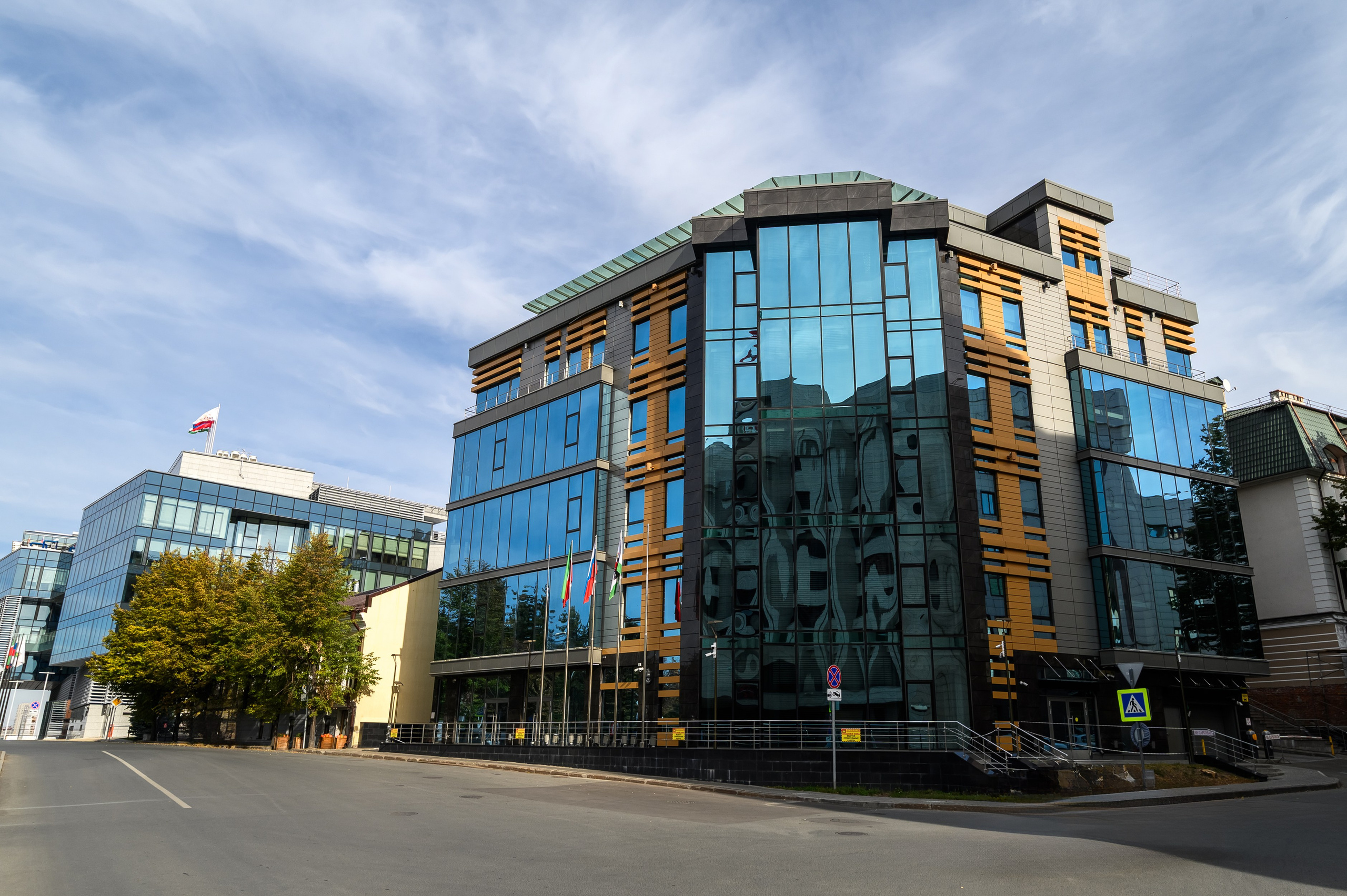 Деловой центр Казани с открытыми пространствами и лаконичной архитектурой как универсальная локация для портретной съемки