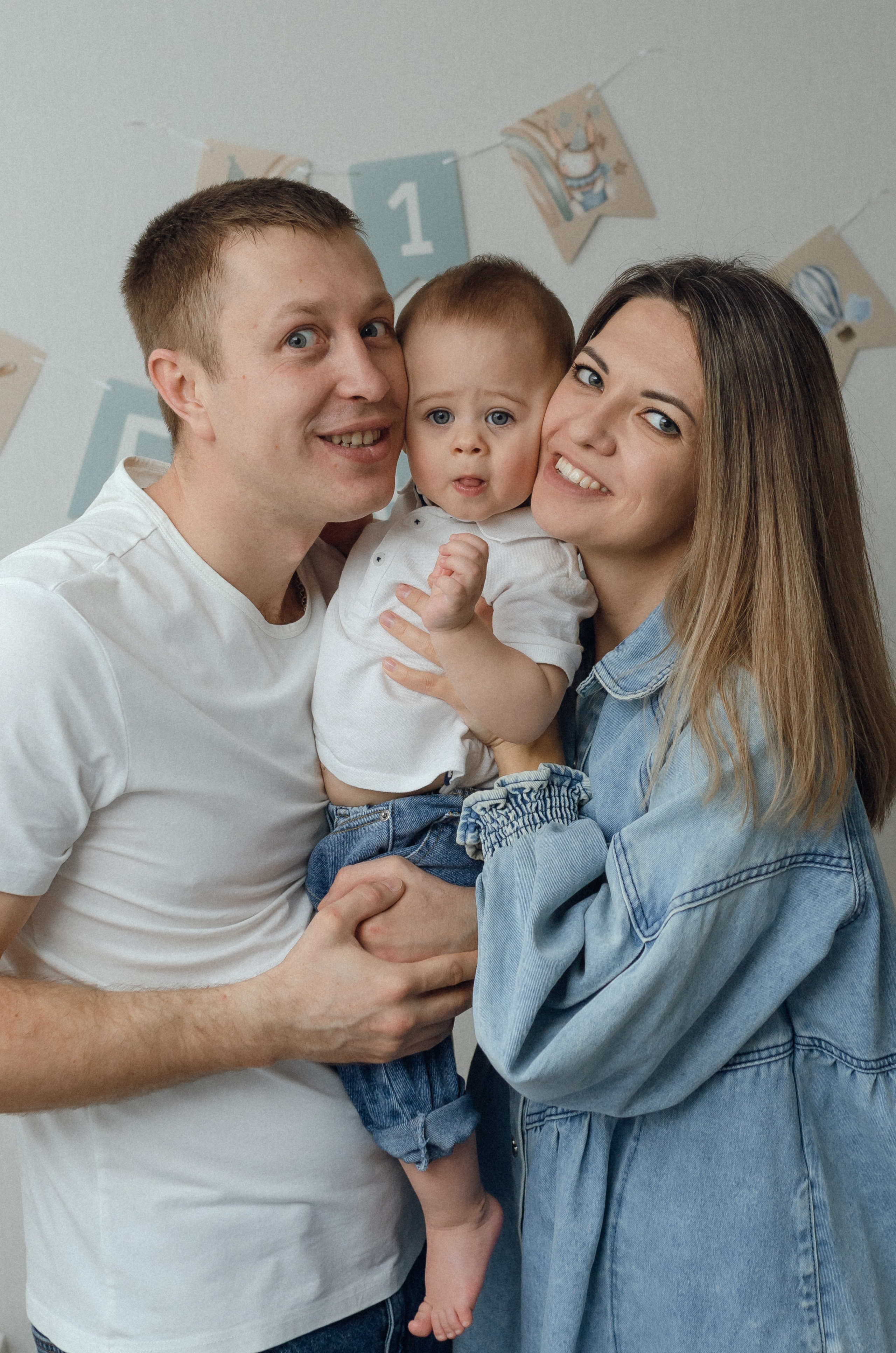 Света, Кирилл и маленький Максим. Семейная домашняя съемка. Семейный фотограф в Барнауле Ирина Ястребова